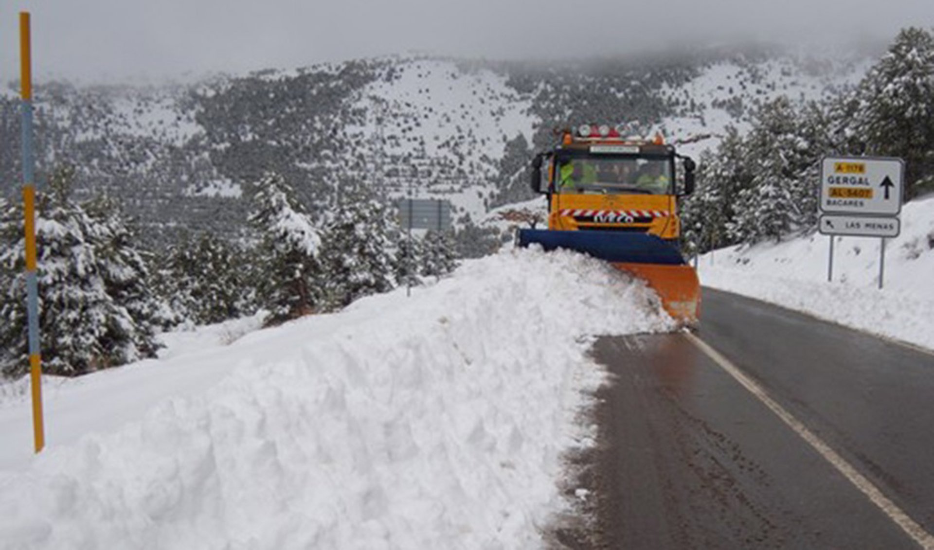 Cortadas al tráfico por nieve la A-4025 en Sierra Nevada y AL-5405 en Escúllar y cadenas en 3 carreteras más de Almería
