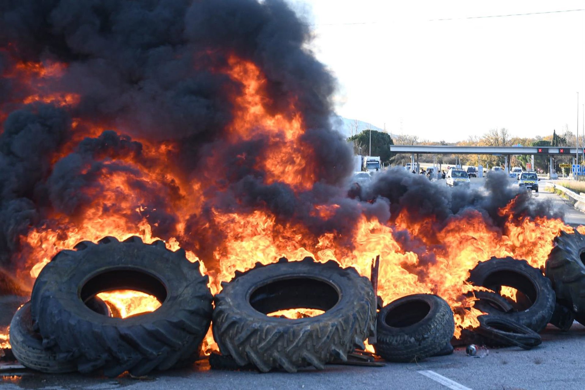 Los agricultores levantan el bloqueo de la A-2 en Lleida, que abrirá cuando esté limpia