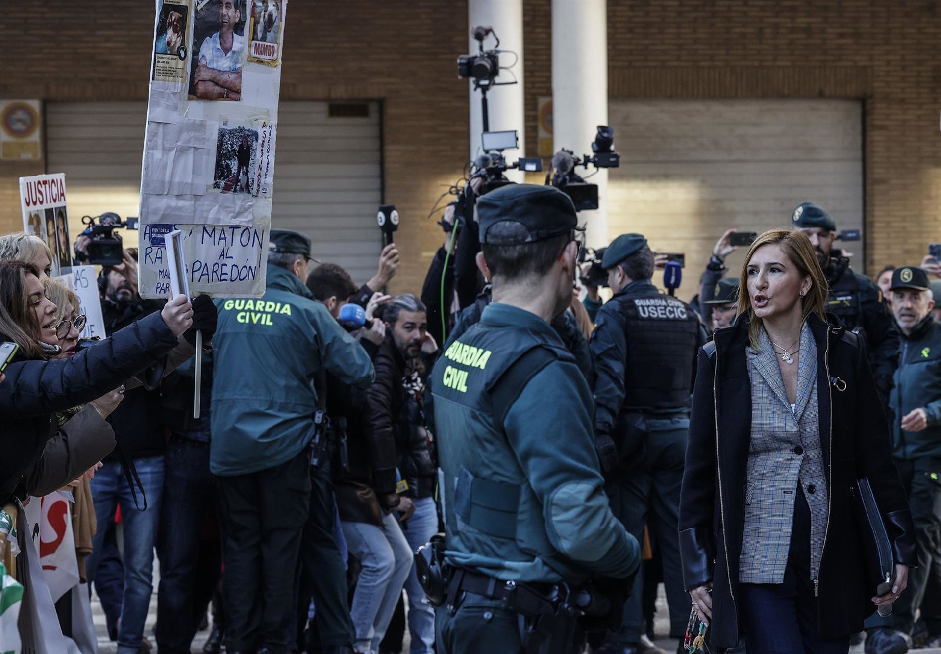 Pradas y Cuenca llegan al juzgado de Catarroja para enfrentarse a un careo ante gritos de «asesina» y «mentiroso»