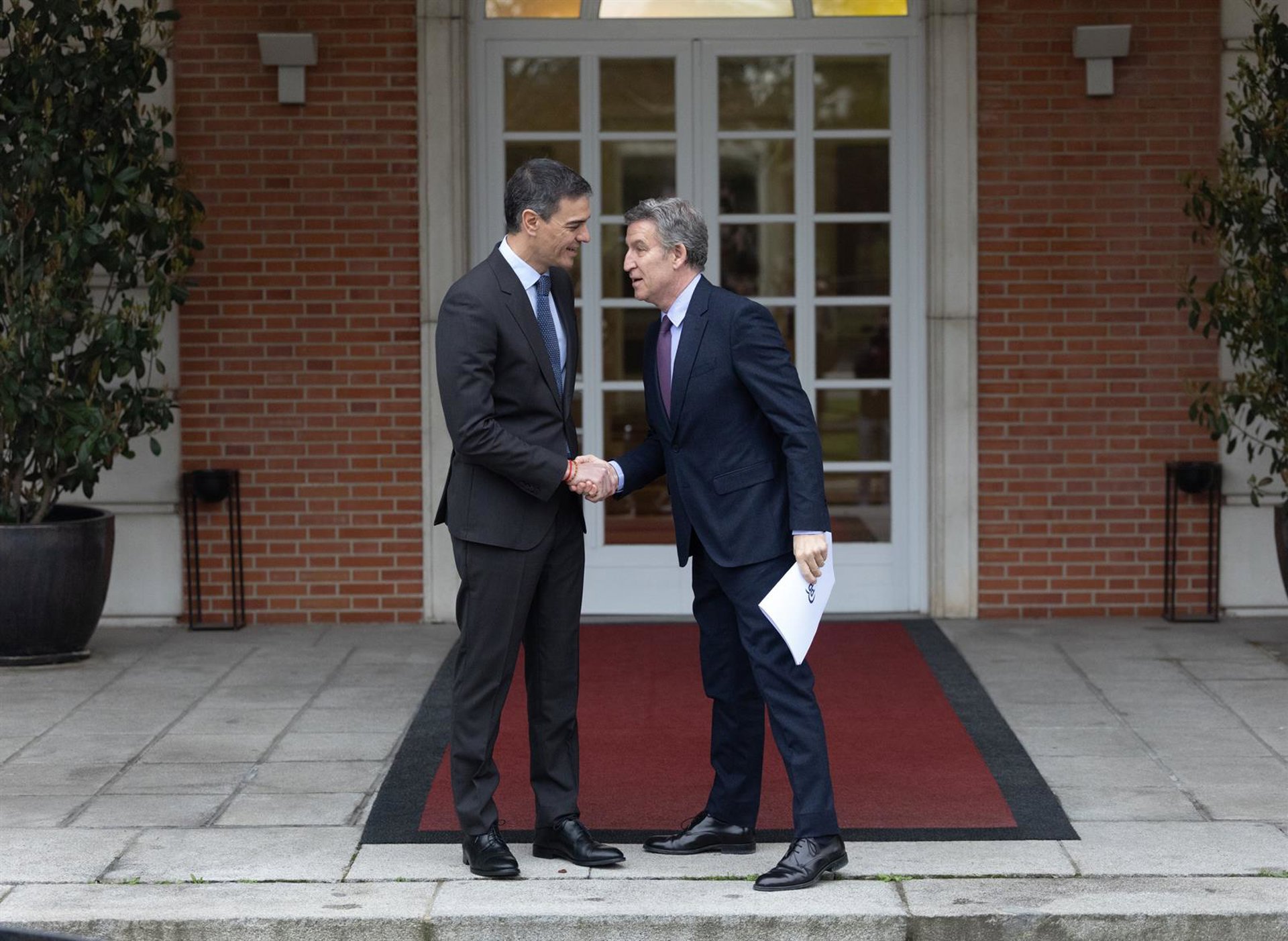 Los gabinetes de Sánchez y Feijóo hablan para cerrar una reunión sobre Ucrania, pero el PP quiere ampliar a más temas
