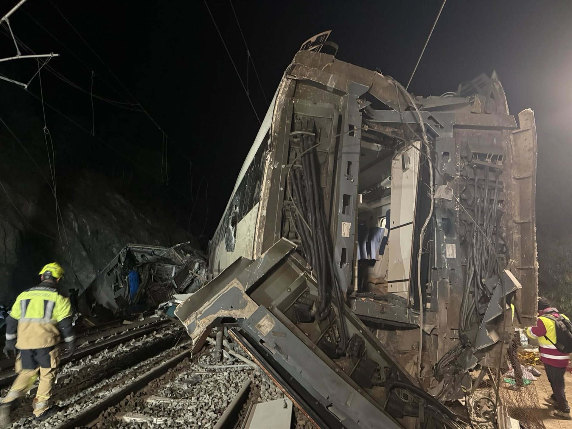 El presidente de Renfe, desde Adamuz: «aún es difícil conocer la dimensión de lo ocurrido»
