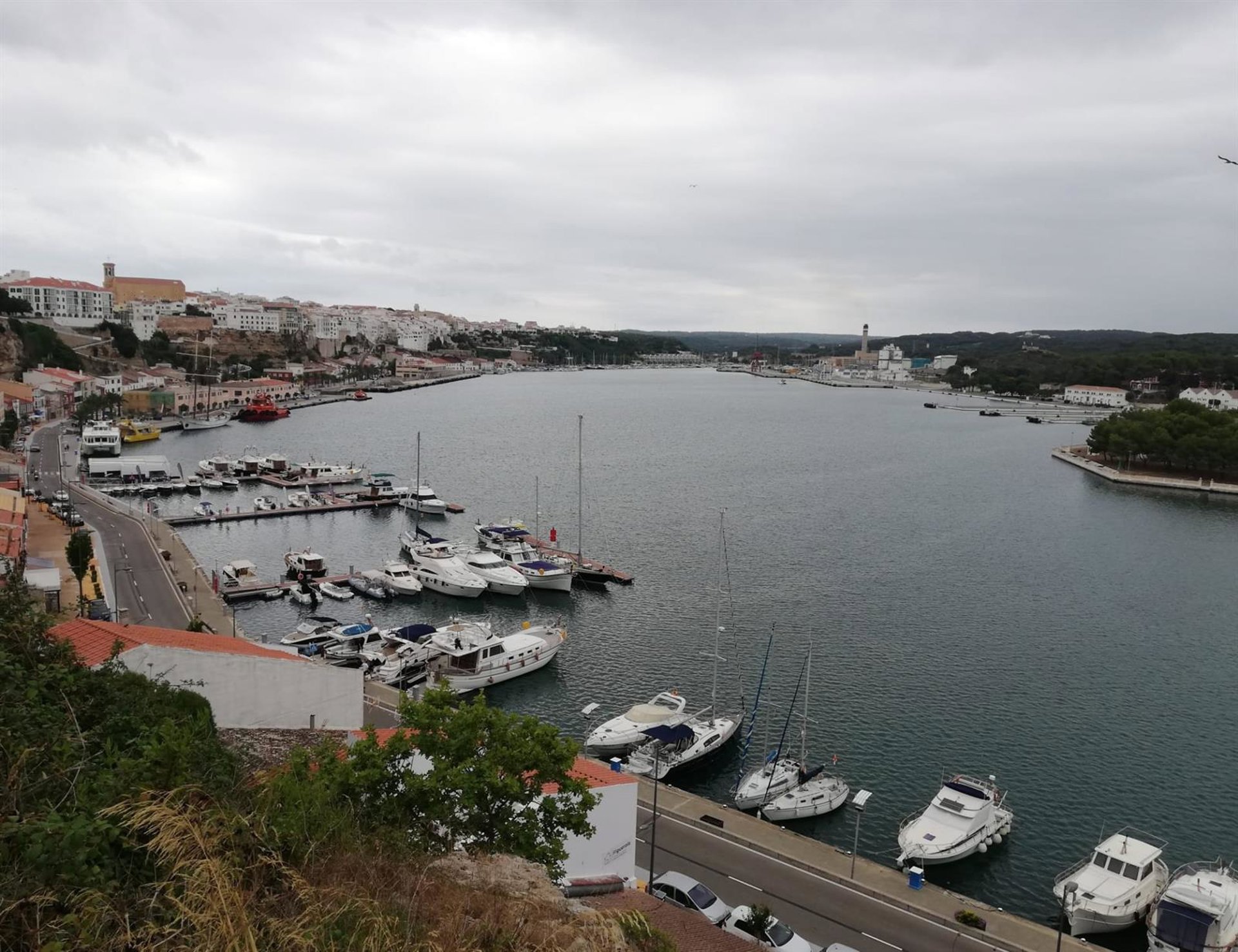 La borrasca provoca olas de hasta diez metros que dejan Menorca incomunicada por vía marítima
