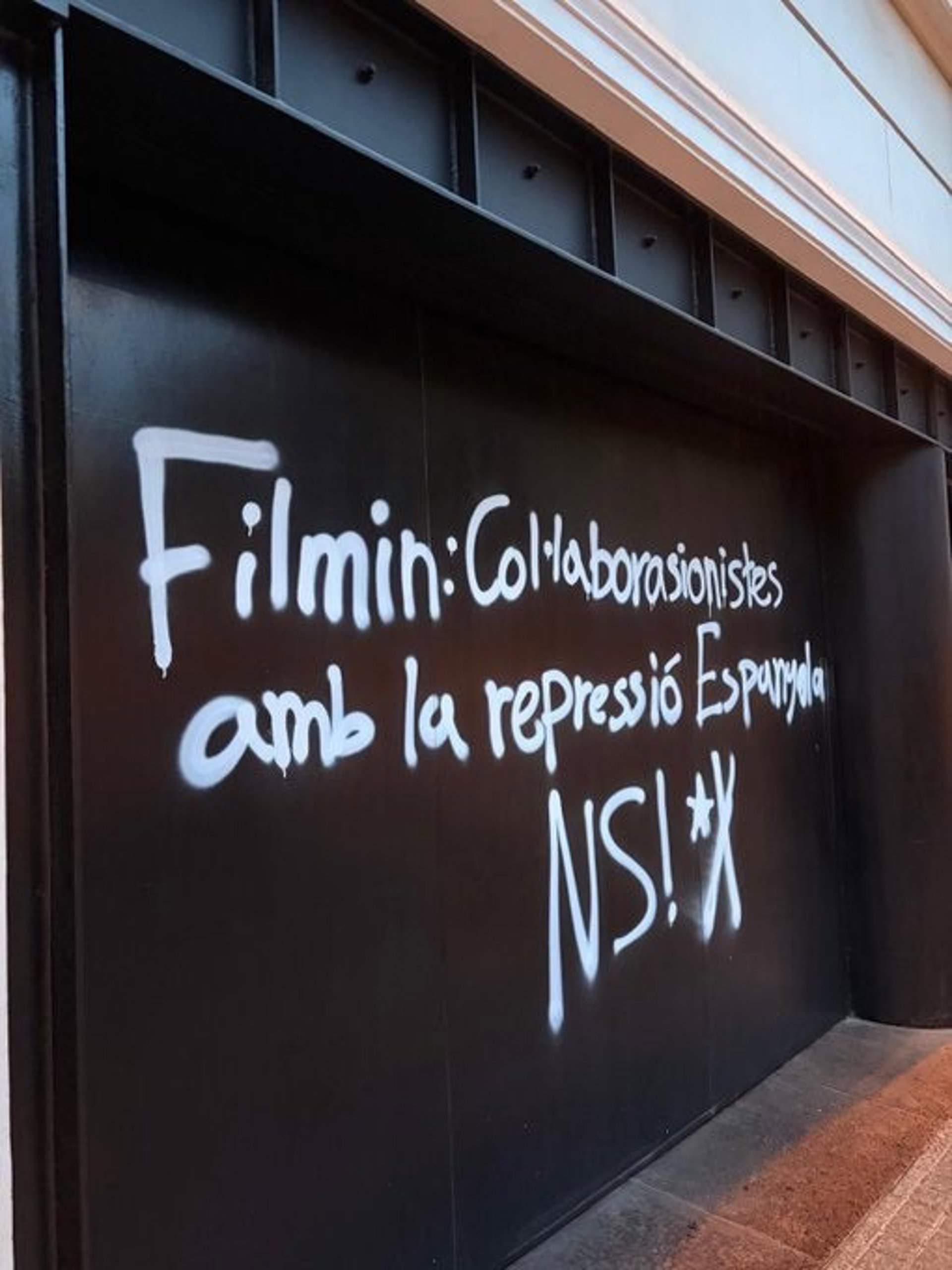 Aparecen pintadas en la sede de Filmin tras distribuir un documental sobre altercados del ‘procés’