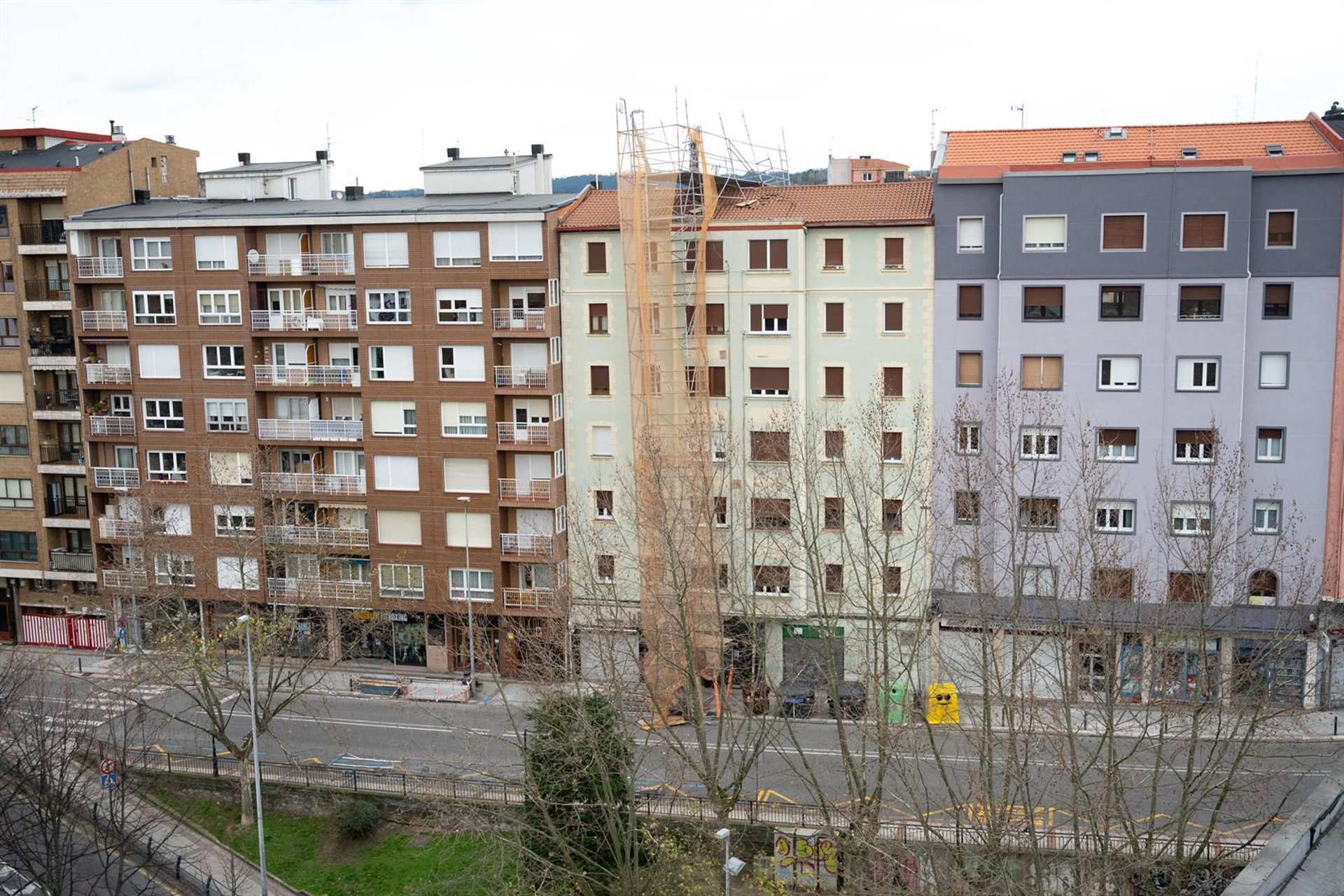 Levantado el confinamiento de vecinos de Barakaldo afectados por el andamio desplazado, que se desmontará este jueves