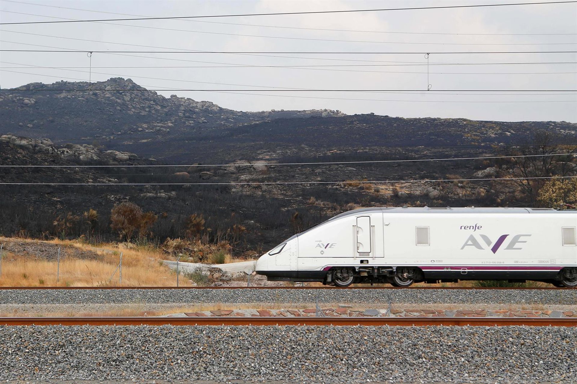 Adif baja la velocidad a 220 en 28 kilómetros de la línea de Angrois tras avisos de maquinistas por el estado de la vía