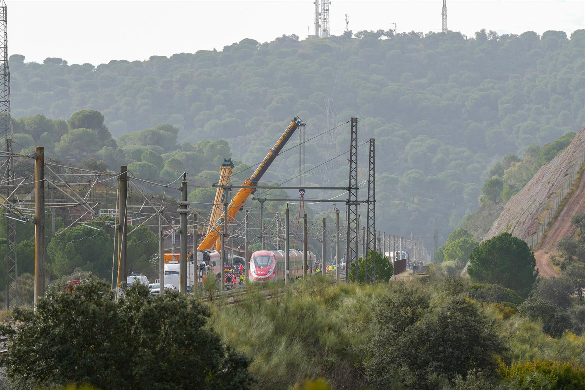 Continúan los trabajos de retirada de restos de los trenes y limpieza de las vías en Adamuz