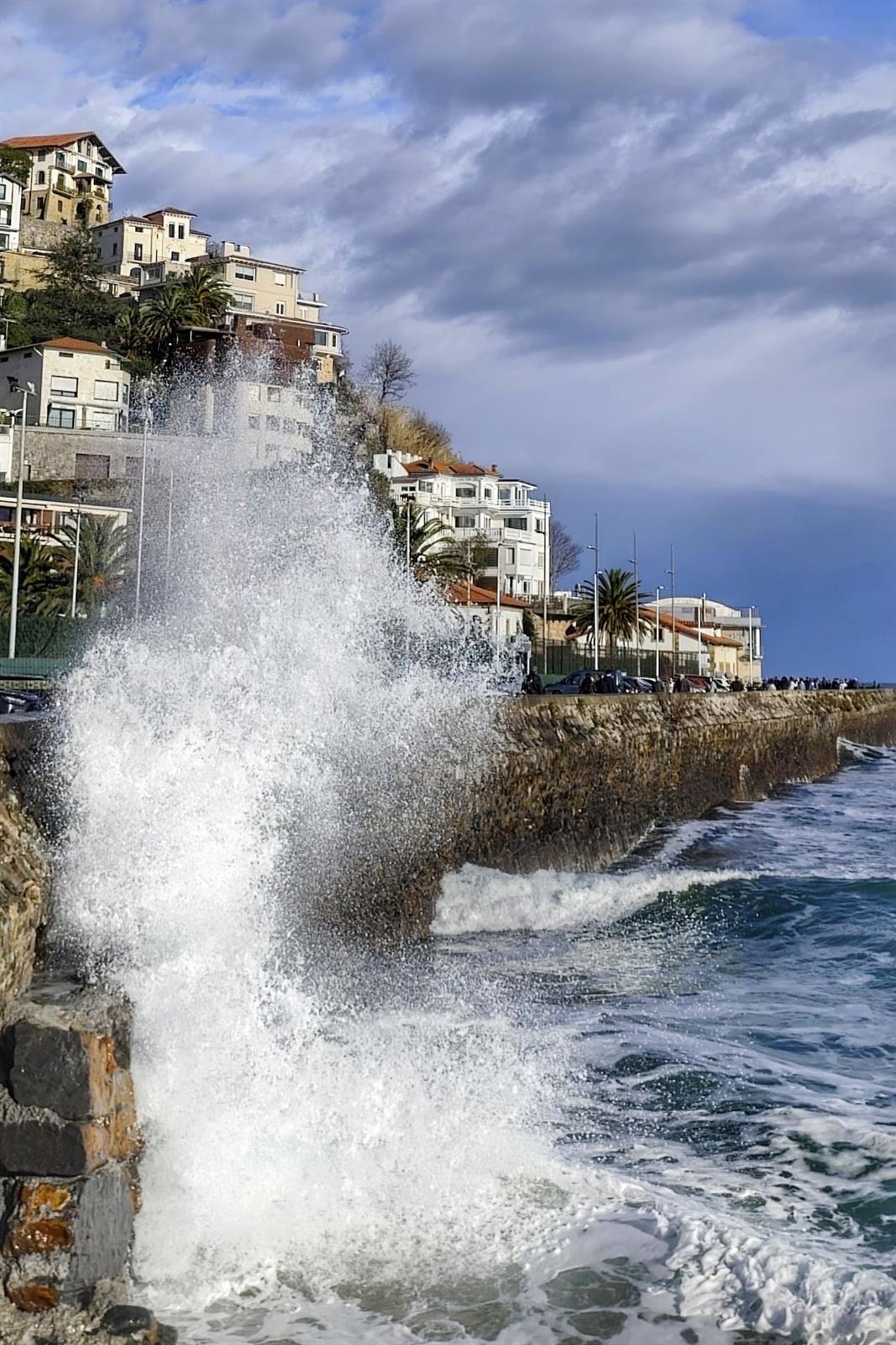 La borrasca Ingrid azota la costa vasca que registra grandes olas y fuertes rachas de viento