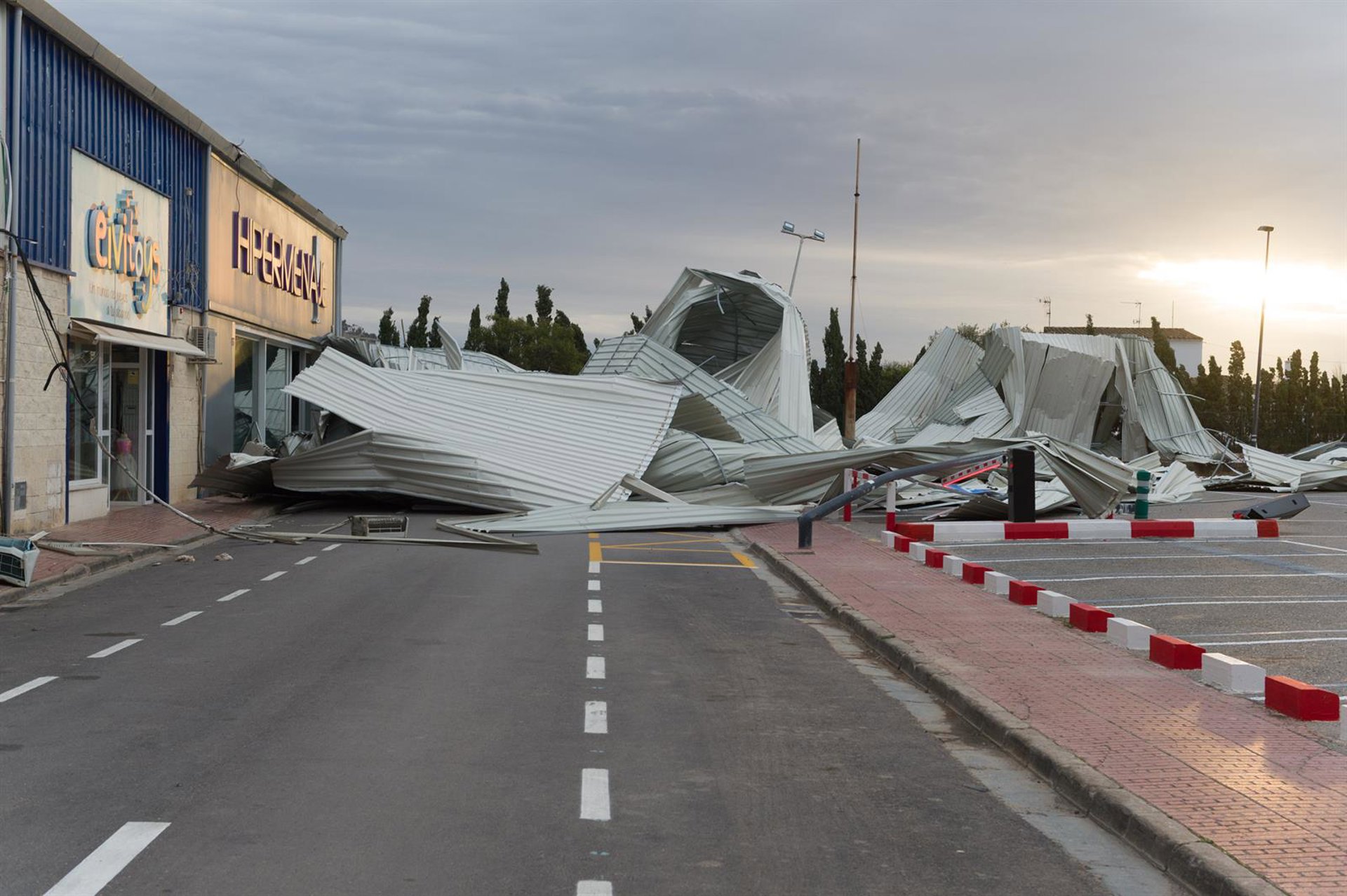Dos vehículos quedan sepultados por planchas de un techo arrancadas por el viento en Ibiza