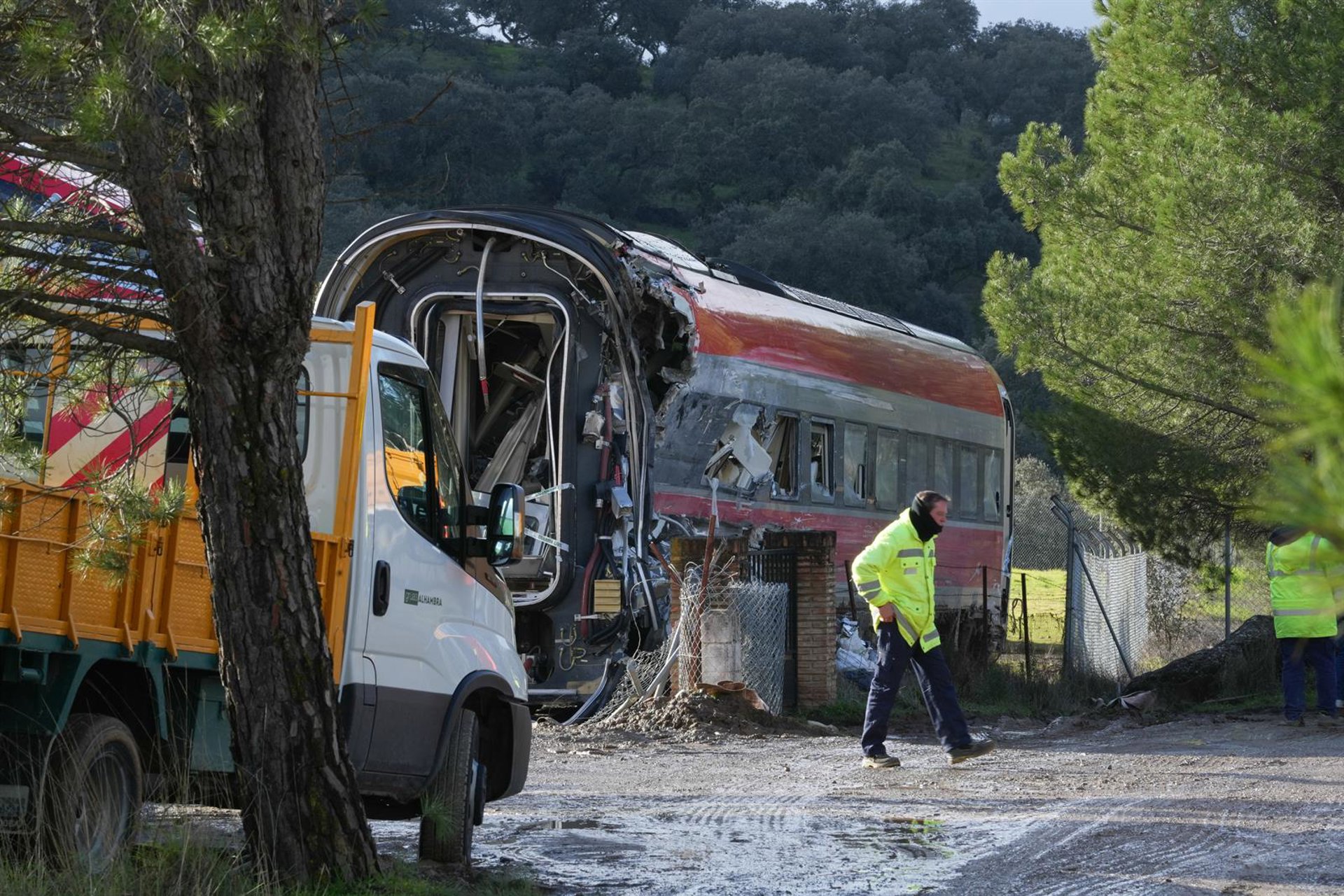 Los vagones del Iryo descarrilados siguen en la zona del siniestro, inmovilizados y precintados