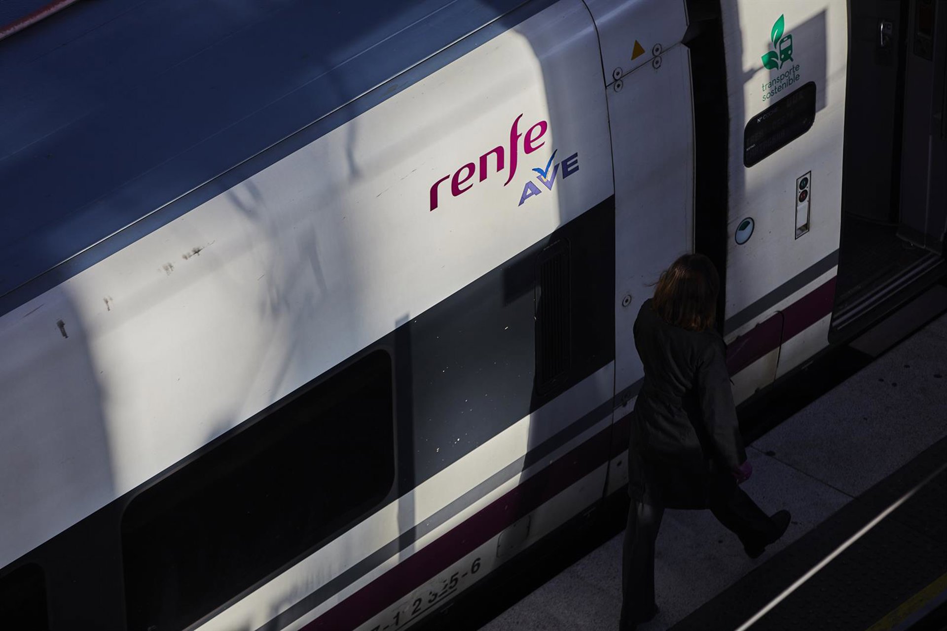 Adif limita a 160 kilómetros por hora los trenes de alta velocidad entre Ourense-Santiago, que sí circulan