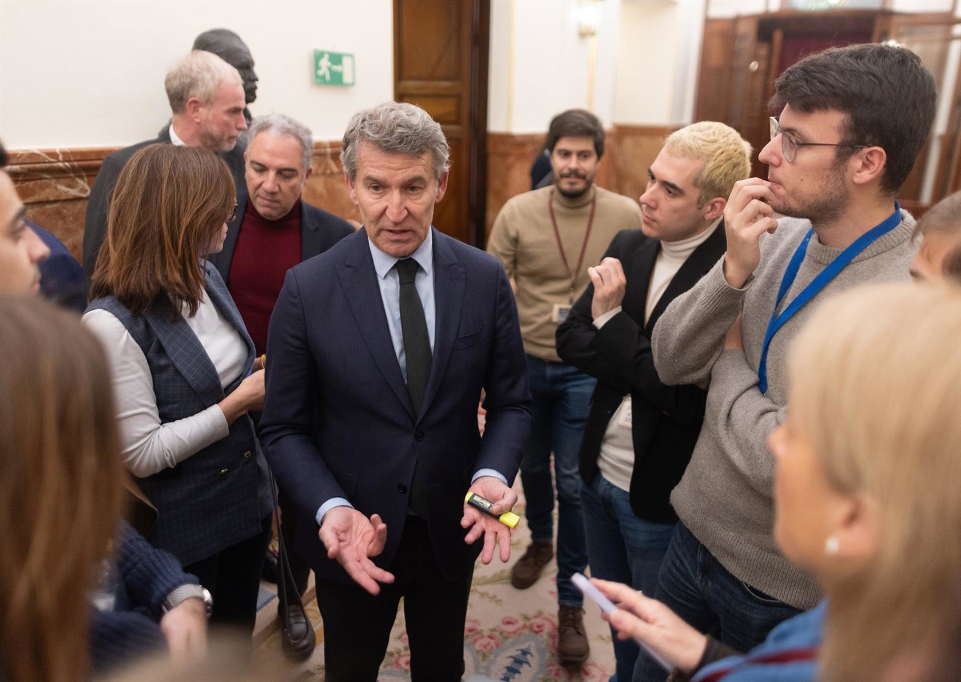 Feijóo replica que es Sánchez el que convierte a los mayores en «rehenes» al mezclar la inquiokupación con las pensiones