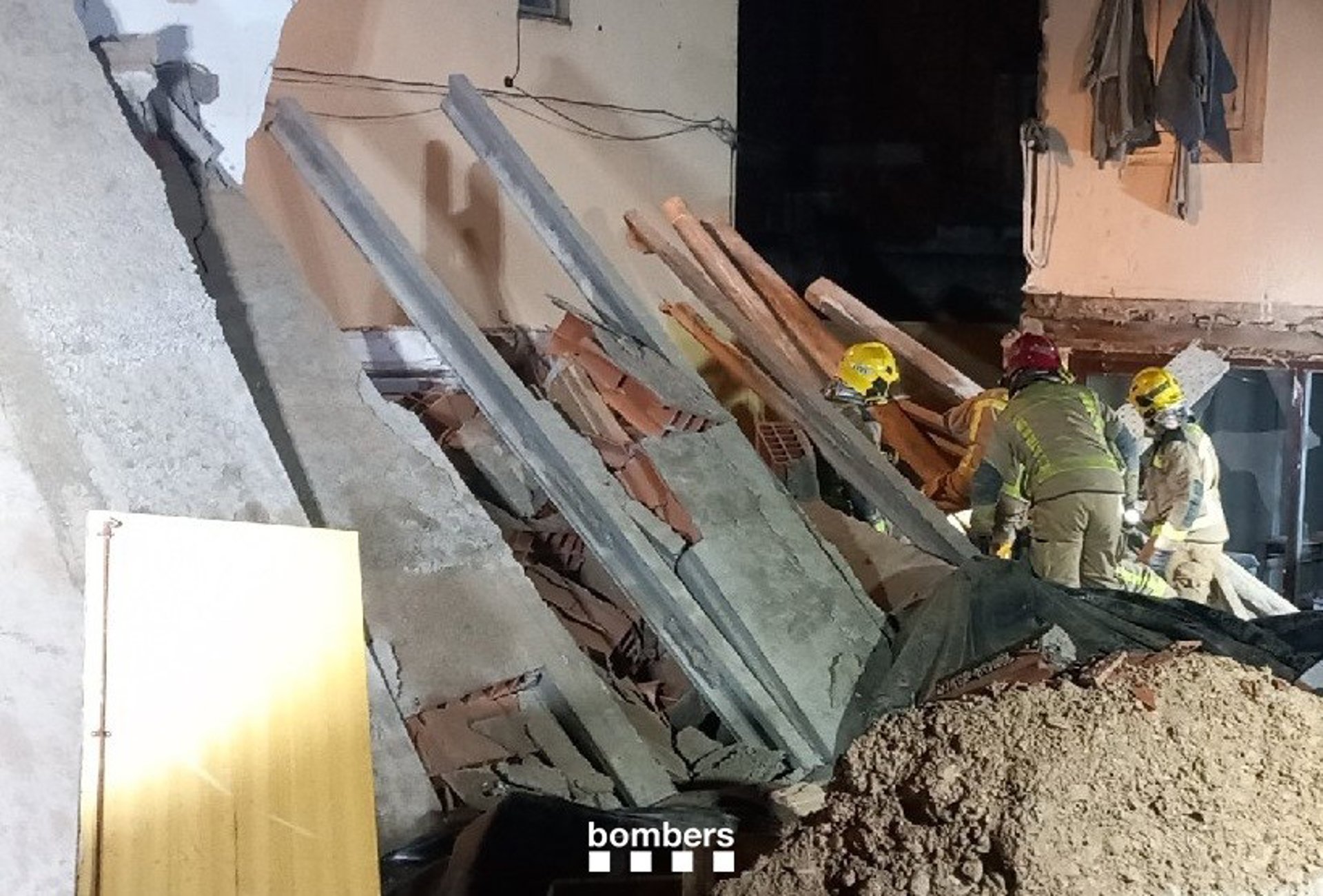 Dos personas atrapadas tras el derrumbe de una casa en Vilanova de Bellpuig (Lleida)