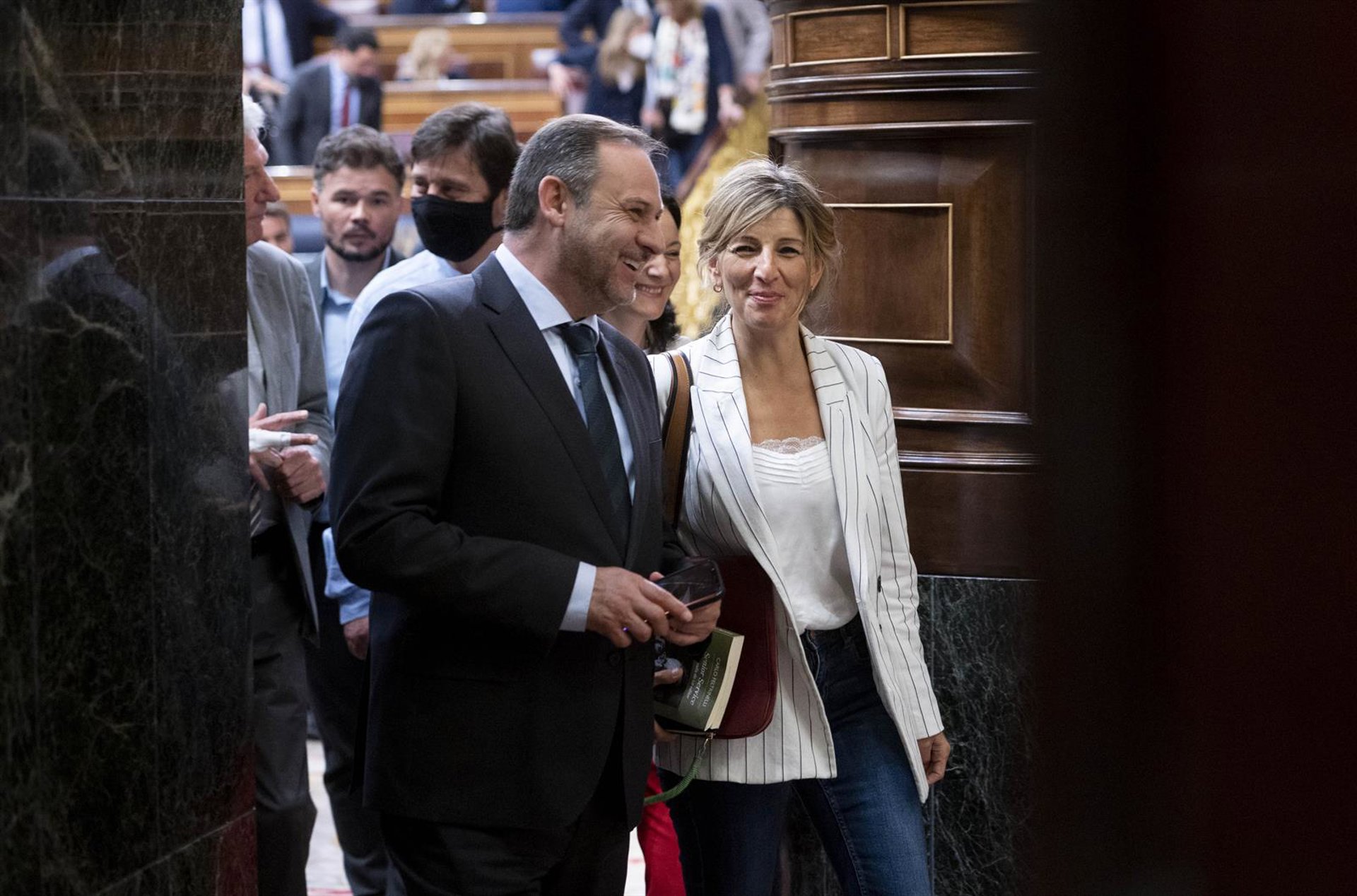 Yolanda Díaz dice que Ábalos deja «tarde» el acta de diputado y reprocha a Feijóo que «permita» que Mazón la mantenga