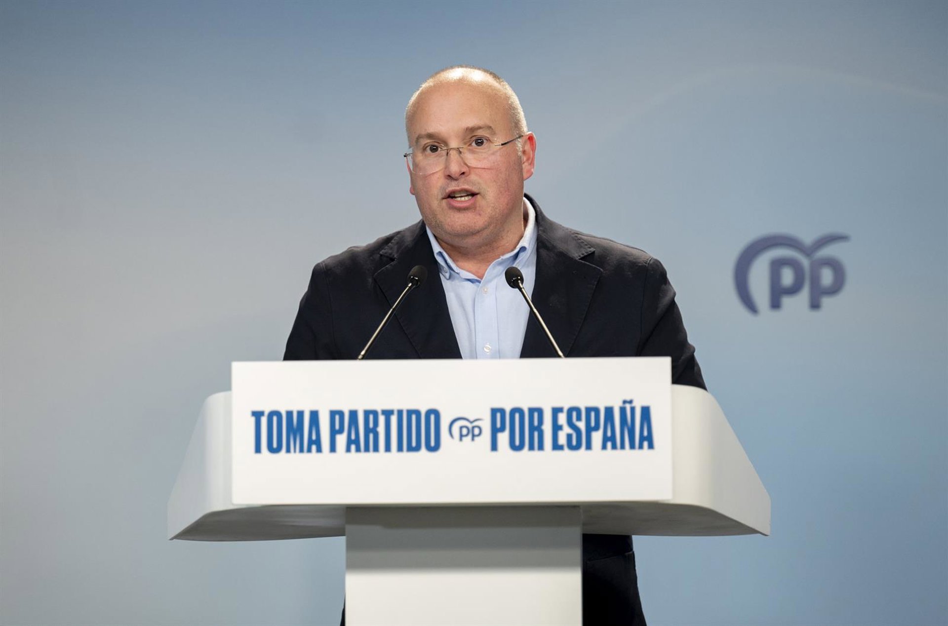 Tellado acusa a Sánchez de «esconderse» cuando es «responsable de la peor crisis ferroviaria»