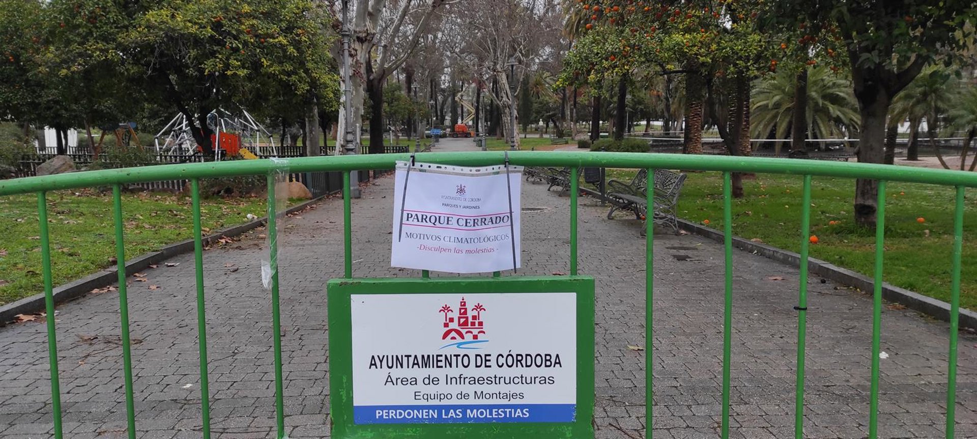 Los parques de Córdoba permanecen cerrados ante las previsión de fuertes rachas de viento y lluvias