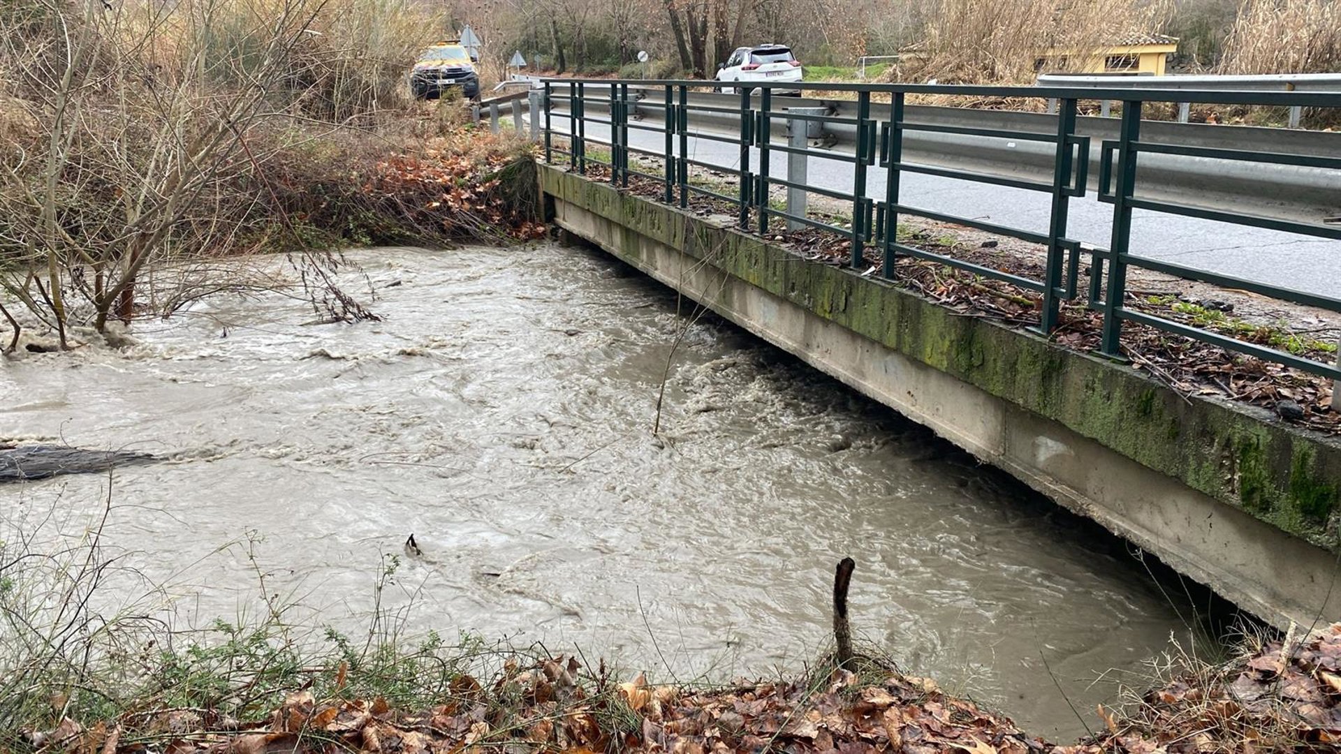 Un menor caudal del desembalse de la presa de Quéntar permite reabrir la A-4026 en Pinos Genil