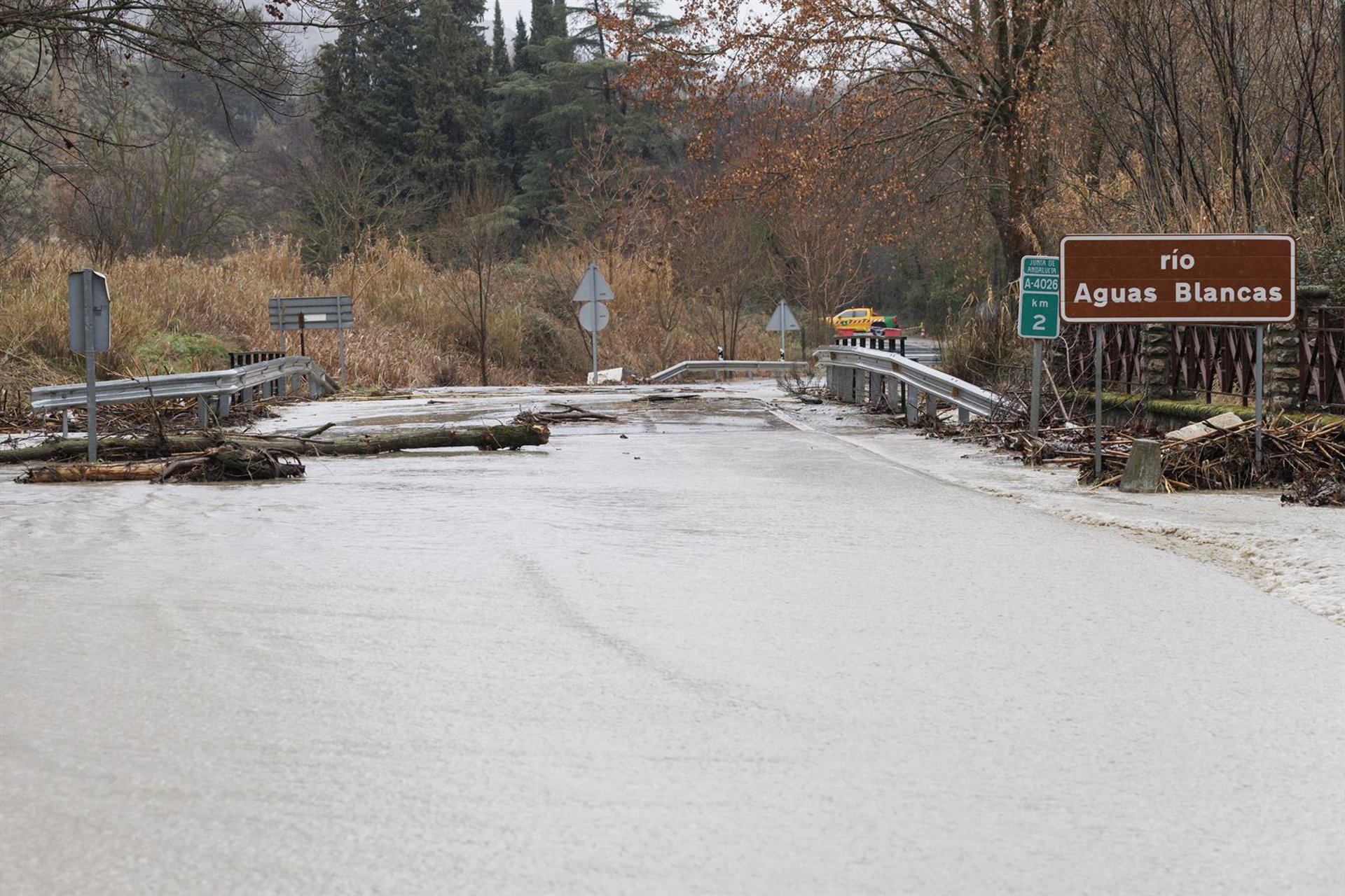Desalojado por completo de madrugada el municipio de Dúdar, aislado por las lluvias
