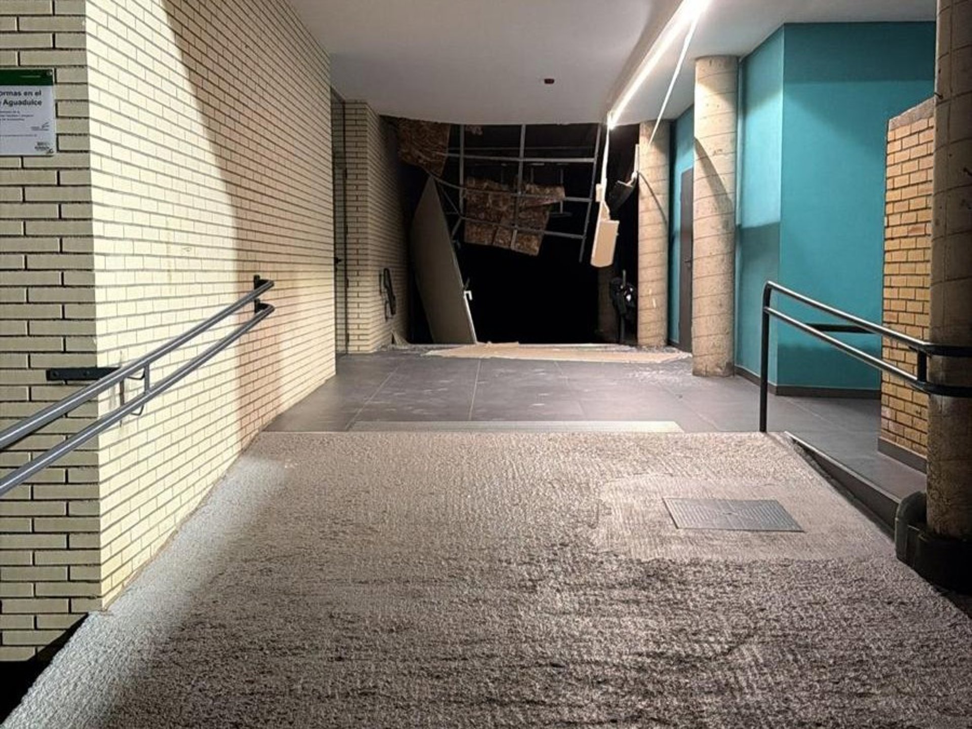 La Junta evalúa daños en centros escolares tras un desprendimiento en un CEIP de Roquetas de Mar