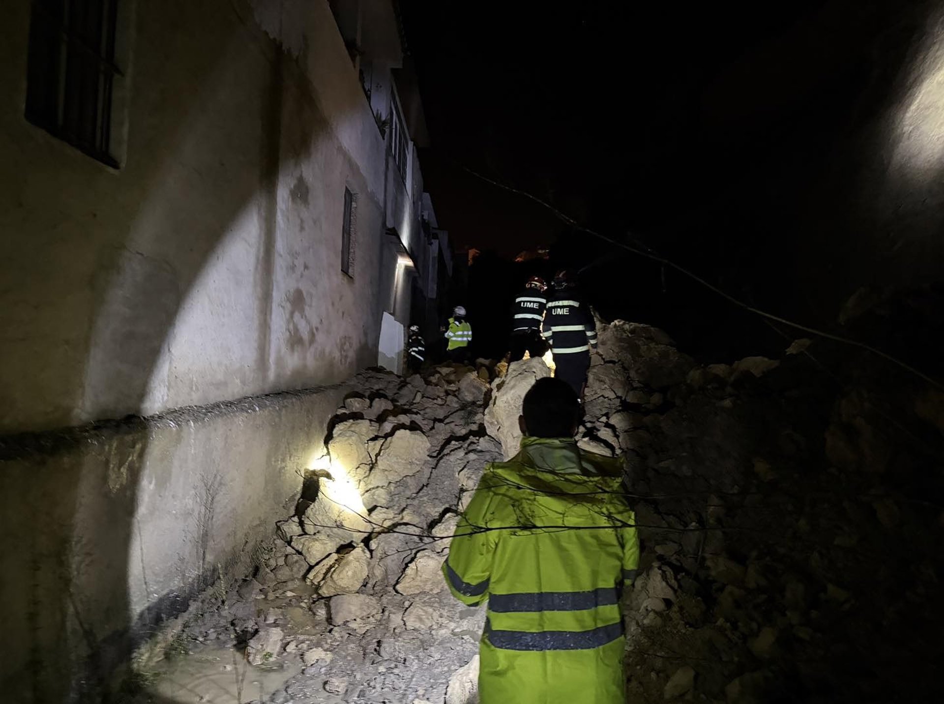 El edificio desalojado en Vejer por desprendimiento de talud no presenta daños estructurales