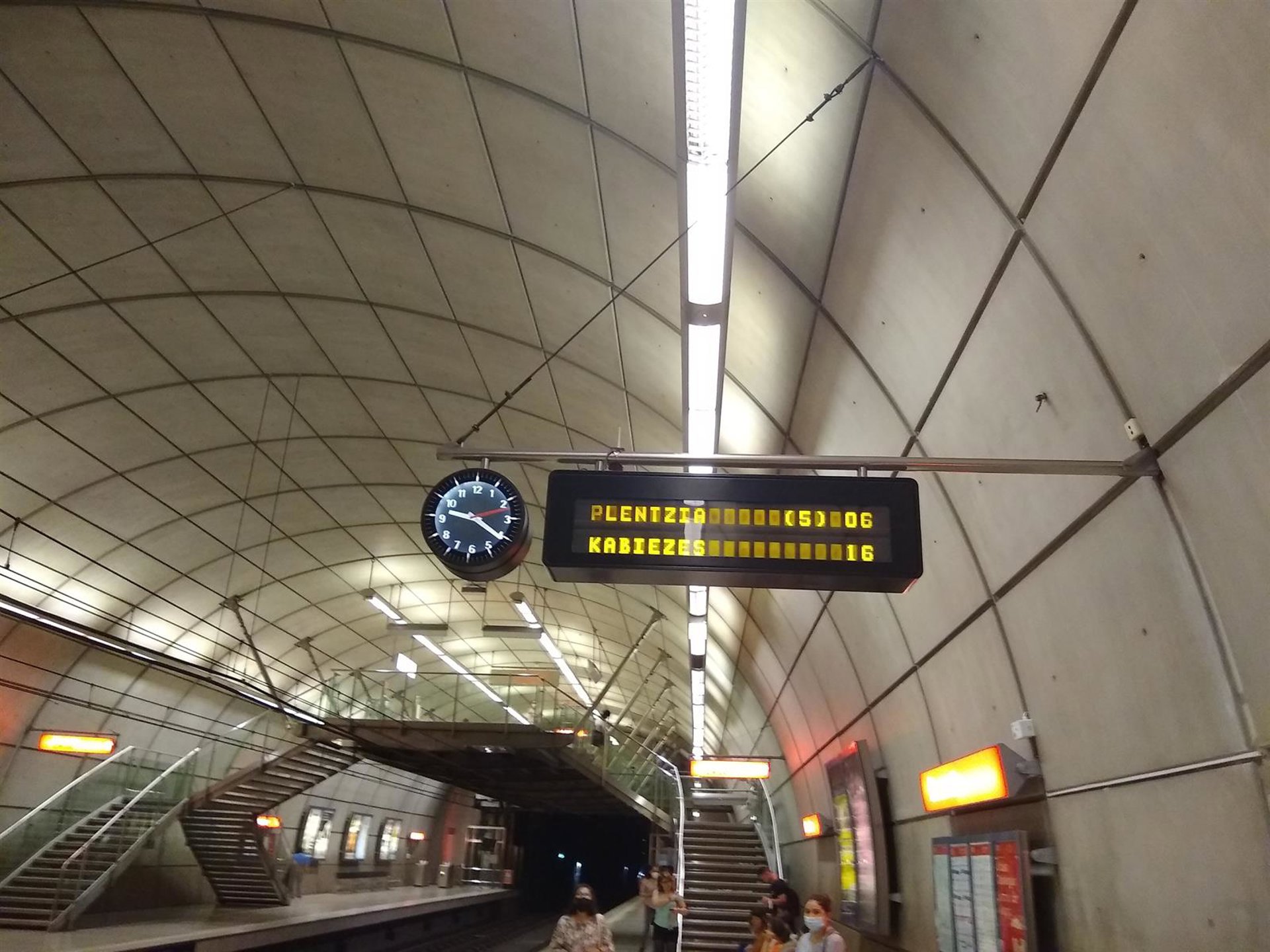 Evacuados los pasajeros metro en Leioa (Bizkaia) por el humo de la explosión de la batería de un móvil