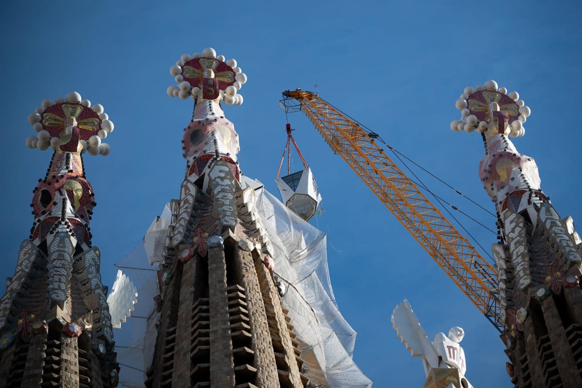 La Sagrada Familia de Barcelona coloca el brazo superior de la torre de Jesucristo