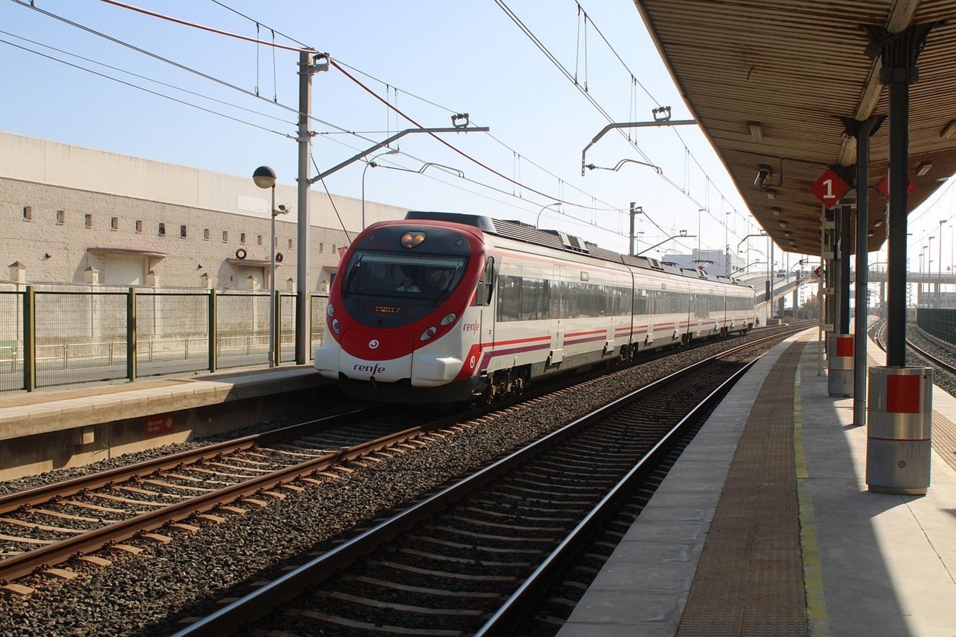 Fallece una persona al ser arrollada por un tren en Villarrasa y la vía se ve interrumpida tres horas