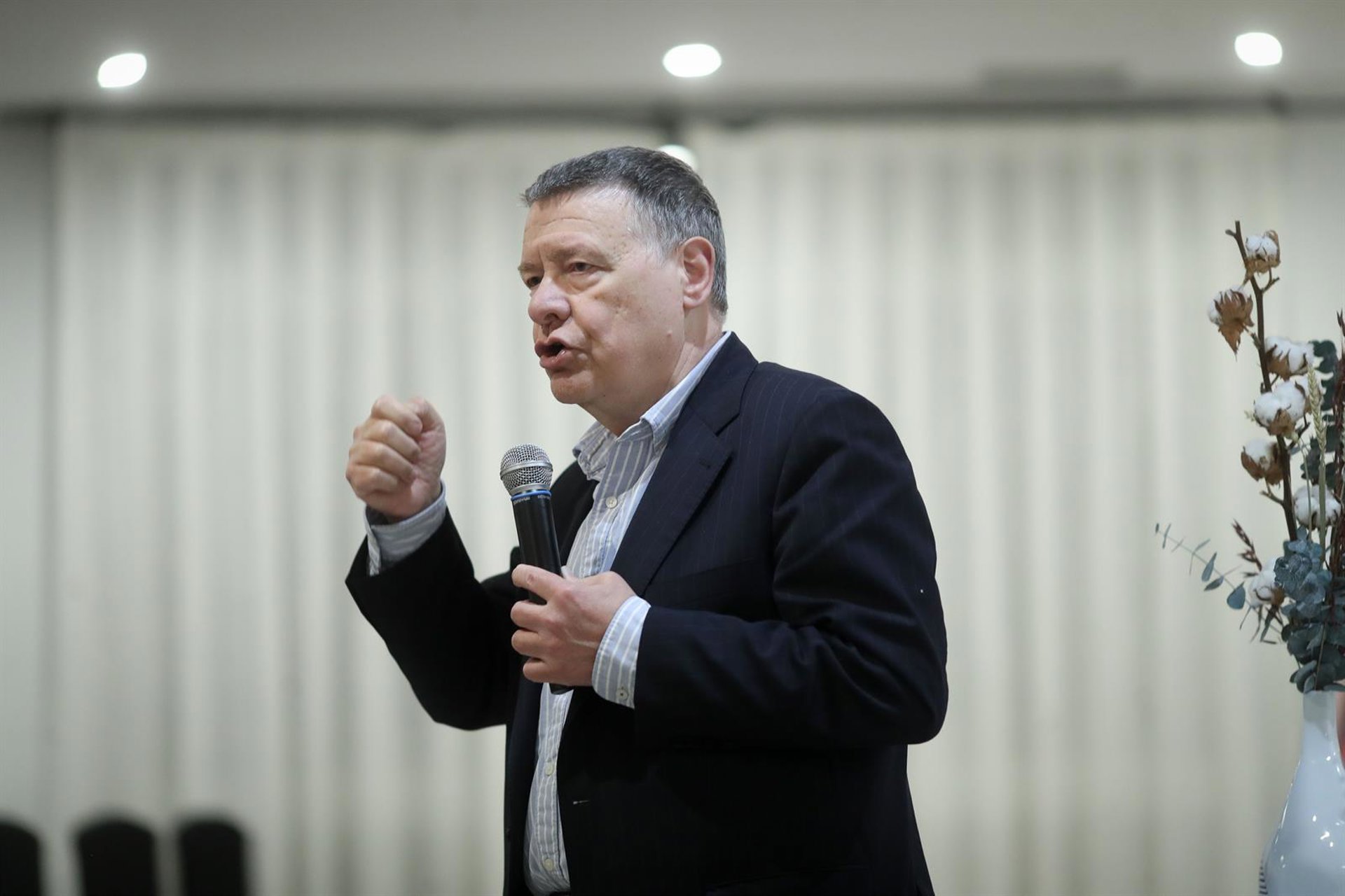 Jordi Sevilla apunta que una alternativa a Sánchez «no se improvisa» y aún no ha decidido su voto: «Es muy pronto»