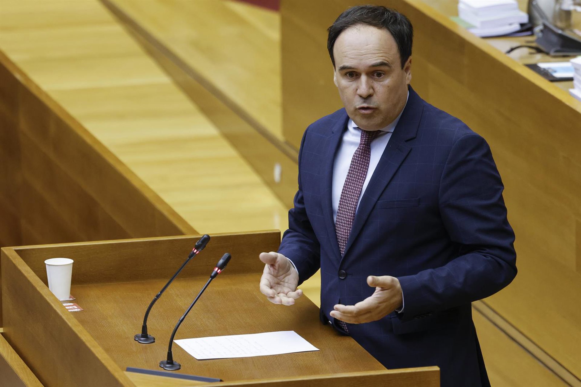 Llorca avisa del «efecto llamada» de la regularización masiva de migrantes y aboga por que España no sea un «coladero»