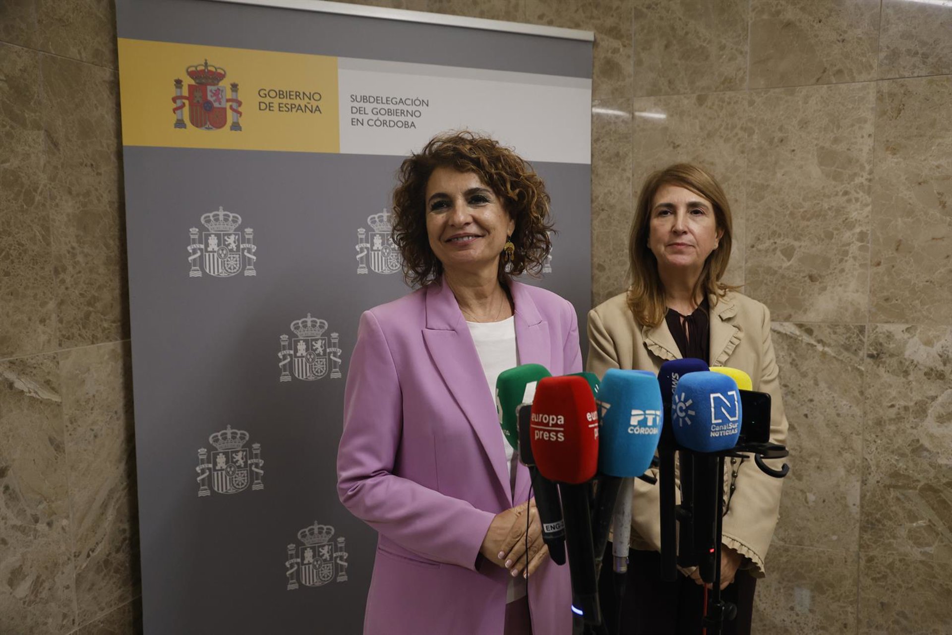 Montero replica al PP que el Gobierno «adoptará todas las medidas importantes» para bajar costes ante la guerra en Irán