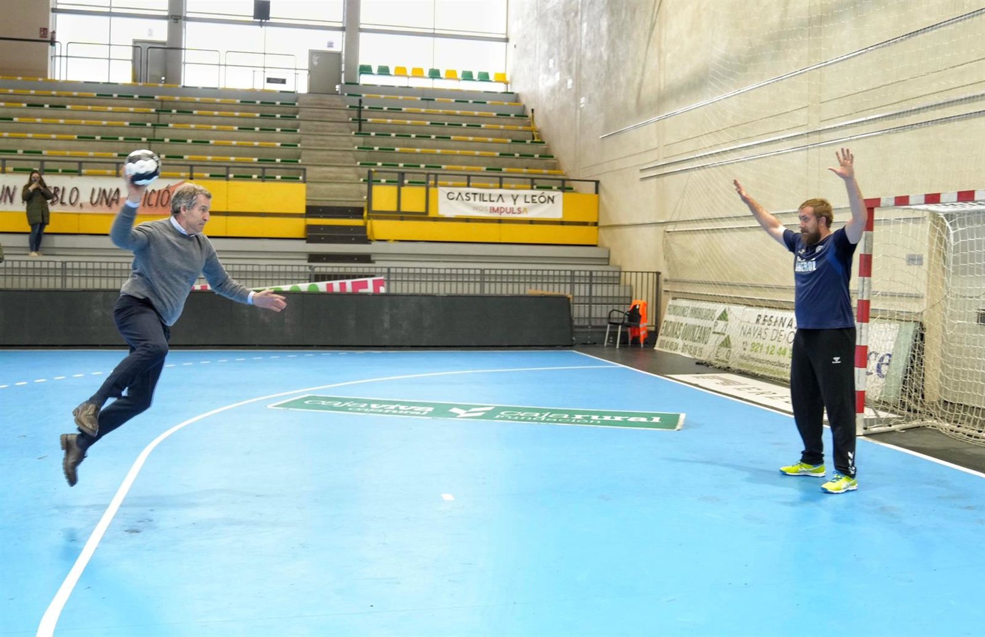 Feijóo revive sus años jugando al balonmano en el colegio durante una visita a Nava de la Asunción (Segovia)
