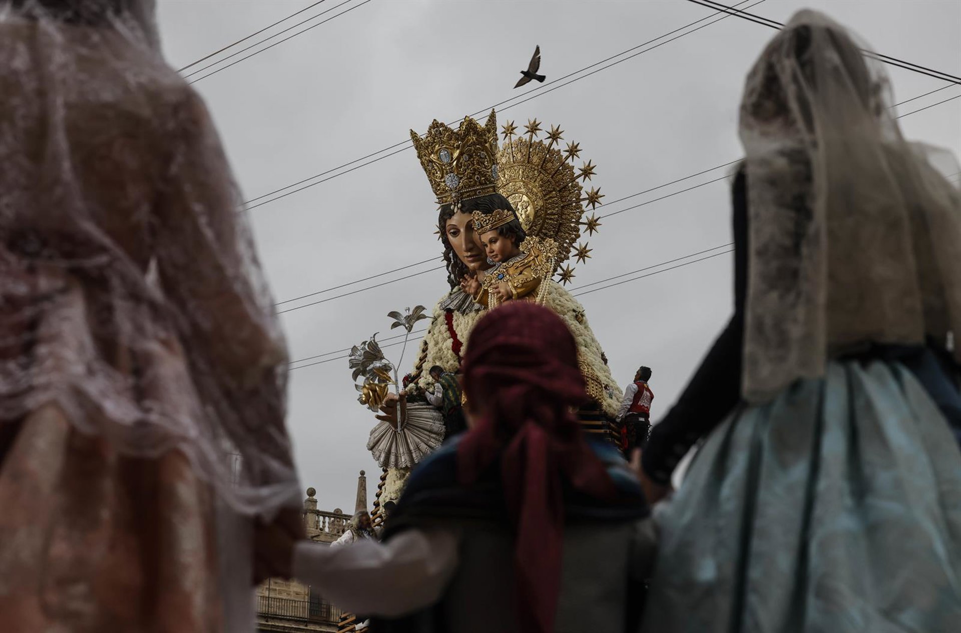 El entorno de la ofrenda a la ‘Geperudeta’ estrena decoración ornamental con el escudo del ‘Cap i Casal’