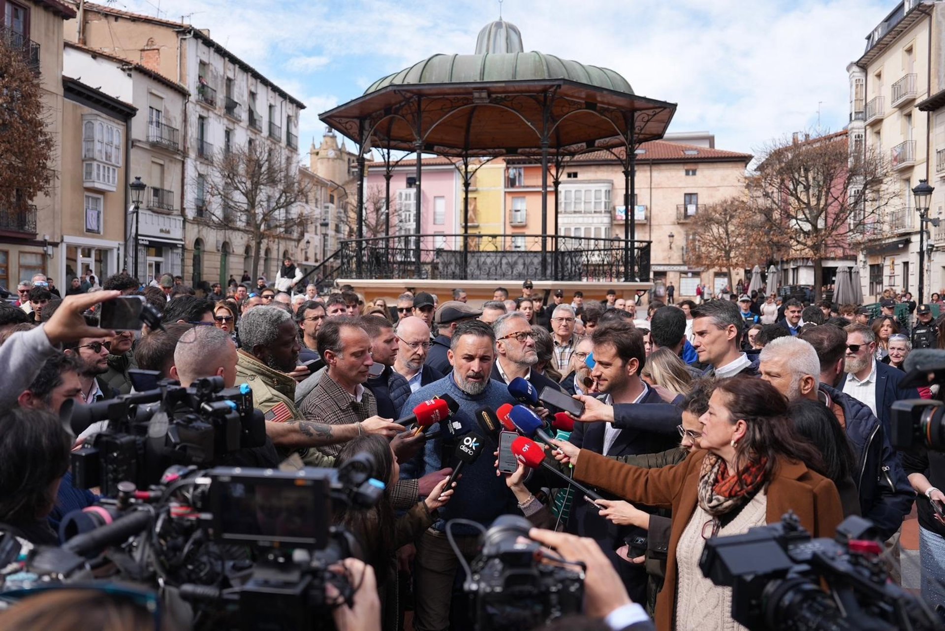 Abascal afea la «poca inteligencia política» de Mañueco y sitúa a Vox por encima de «la miseria del debate»