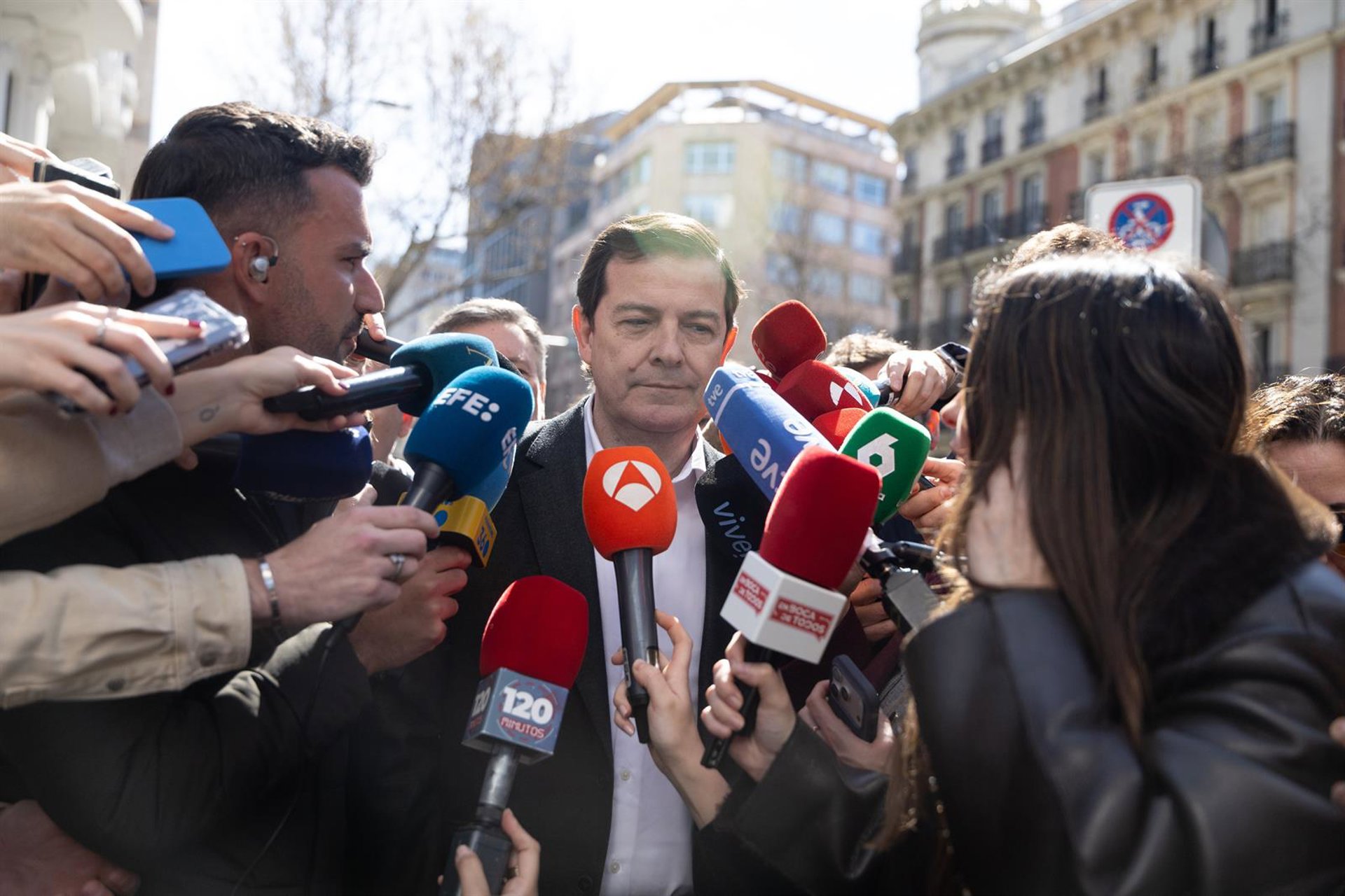 Feijóo, ‘barones’ y cargos del PP reciben a Mañueco con una prolongada ovación a su llegada a ‘Génova’