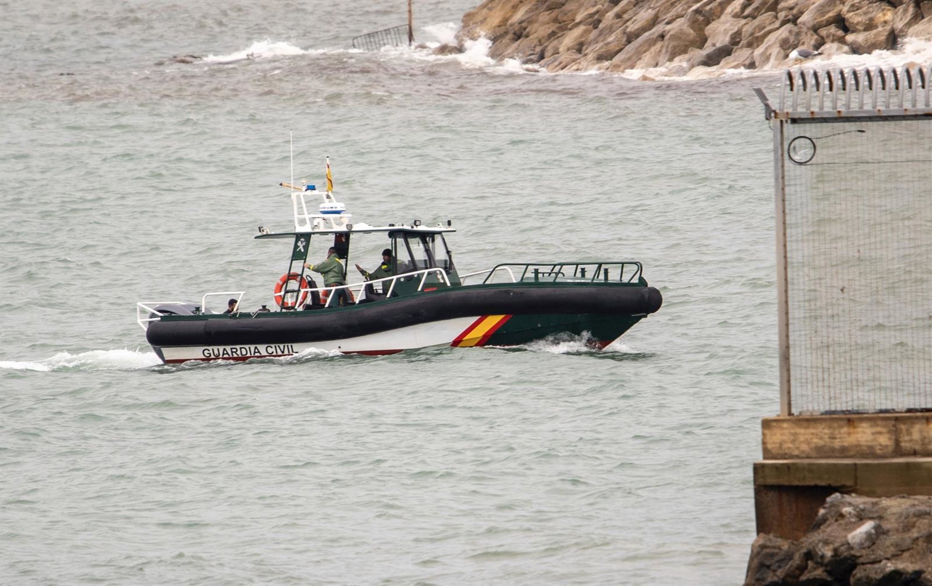 Sigue el rastreo de la zona de la costa donde aparecieron tres cadáveres tras desembarcar una patera