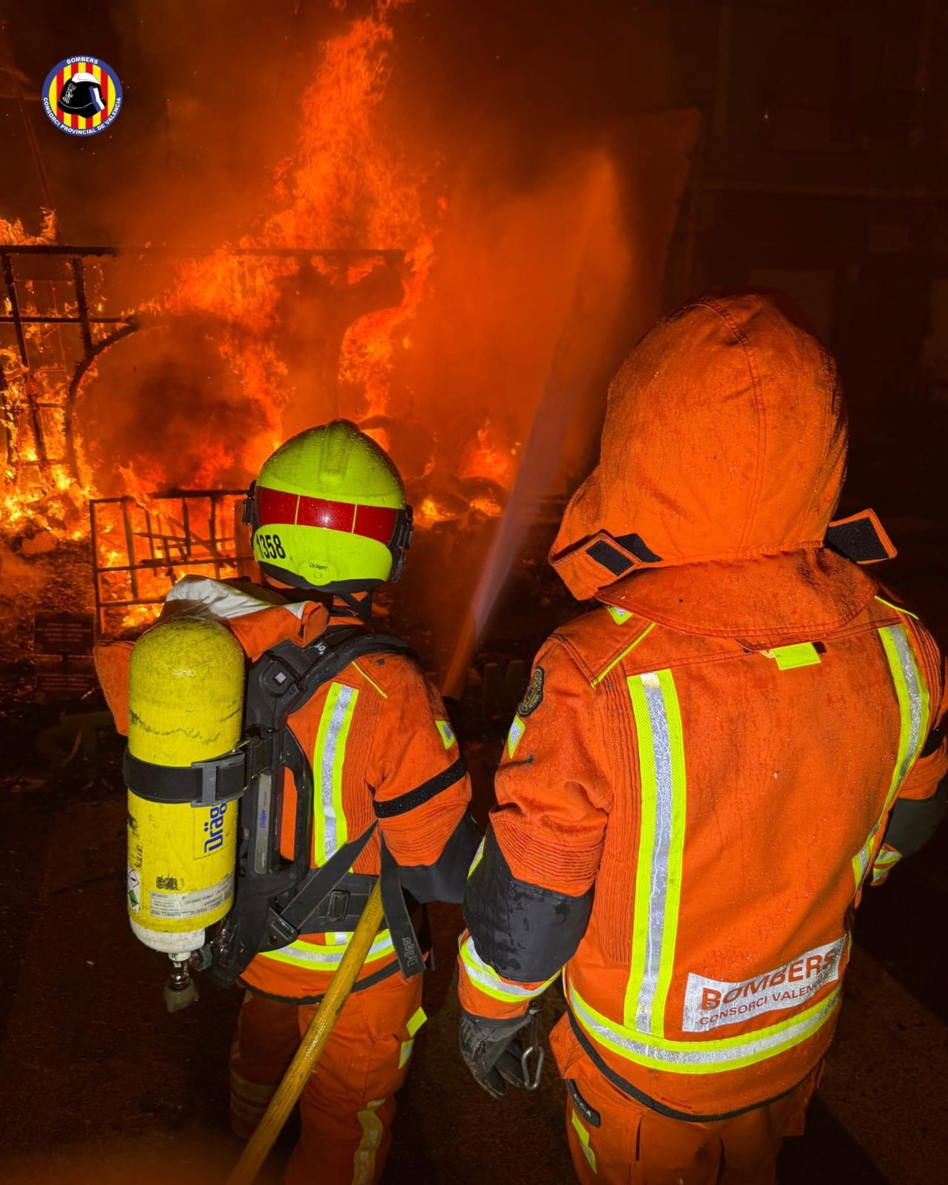 Arden los restos de fallas quemadas que transportaban dos camiones por la V-30, en Paterna