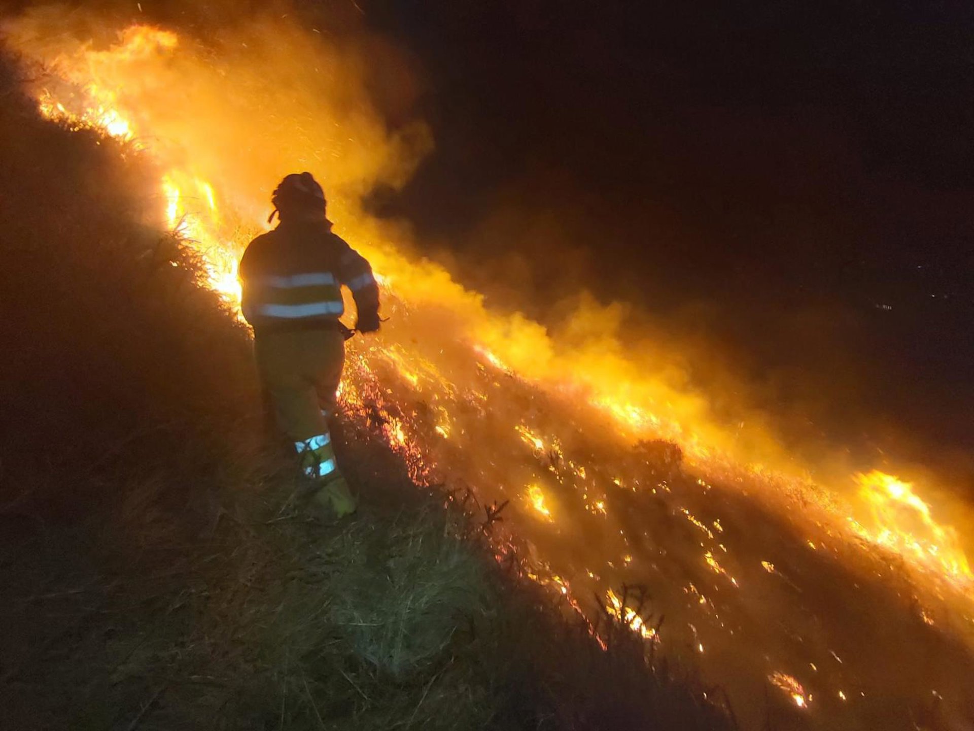 Cantabria tiene cinco incendios forestales activos de los 31 provocados ayer