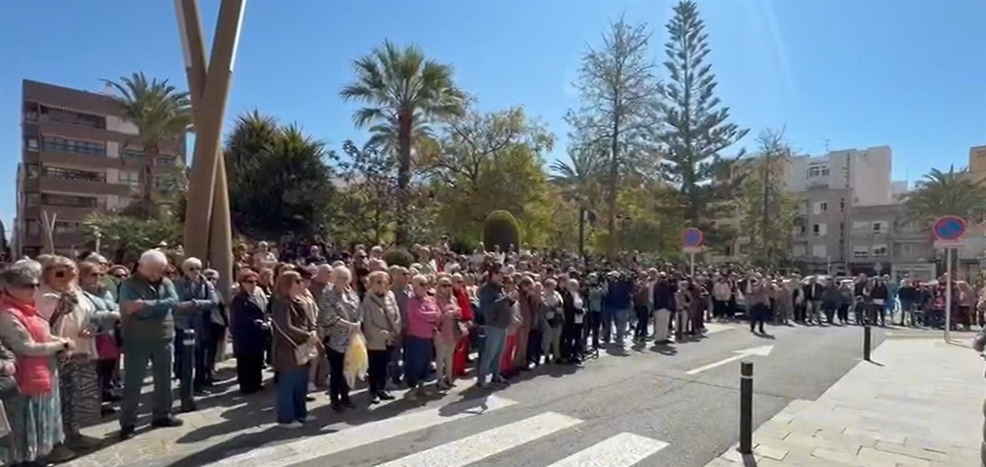 Minuto de silencio por el crimen de la menor de tres años en Torrevieja: «En un varapalo muy duro»