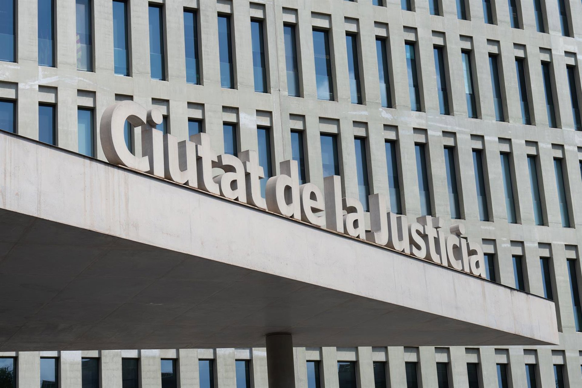 Prisión provisional para una pareja por presunta agresión sexual y maltrato a su bebé en Barcelona