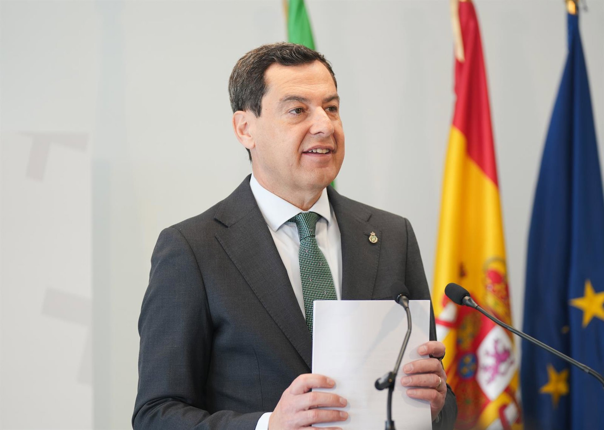 Moreno pide «un esfuerzo» a ministra de Sanidad para que «busque fórmulas» que acaben con la huelga de médicos
