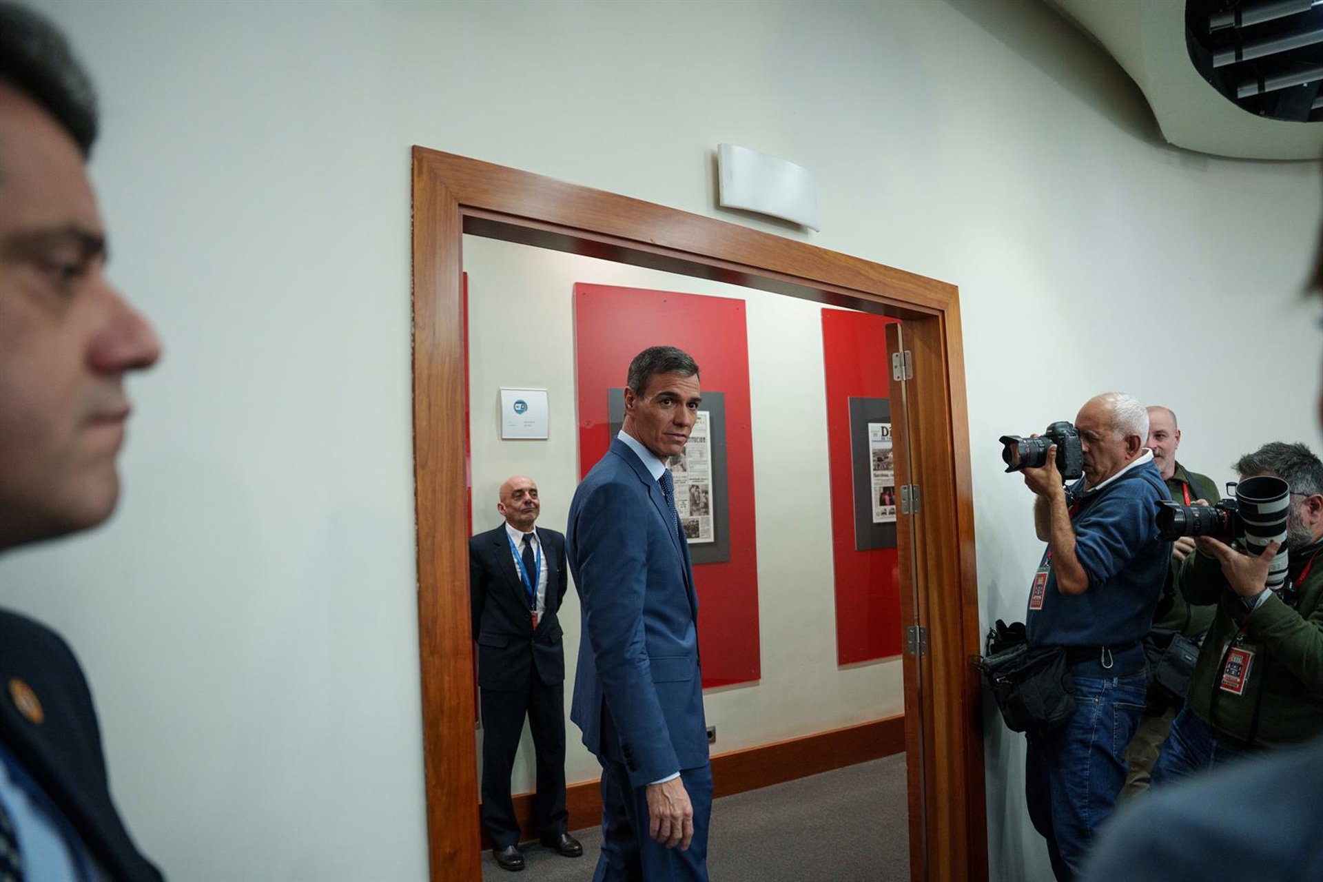Sánchez «ruega» a la población de Tenerife que «evite desplazamientos innecesarios» tras el aviso rojo de la AEMET