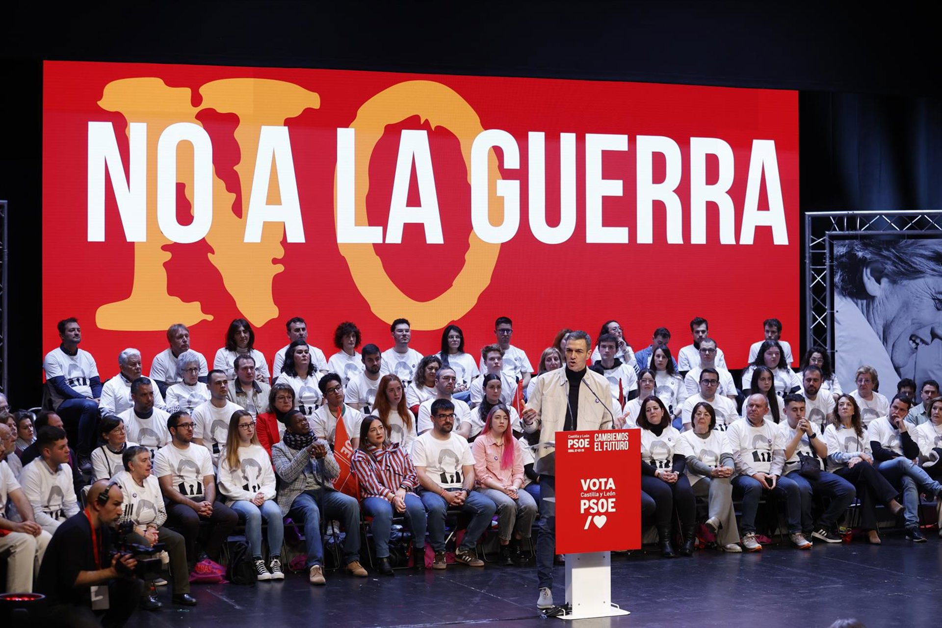 El CIS pregunta por el ‘No a la guerra’ de Sánchez en su encuesta sobre sexualidad y un 60% apoya no autorizar las bases