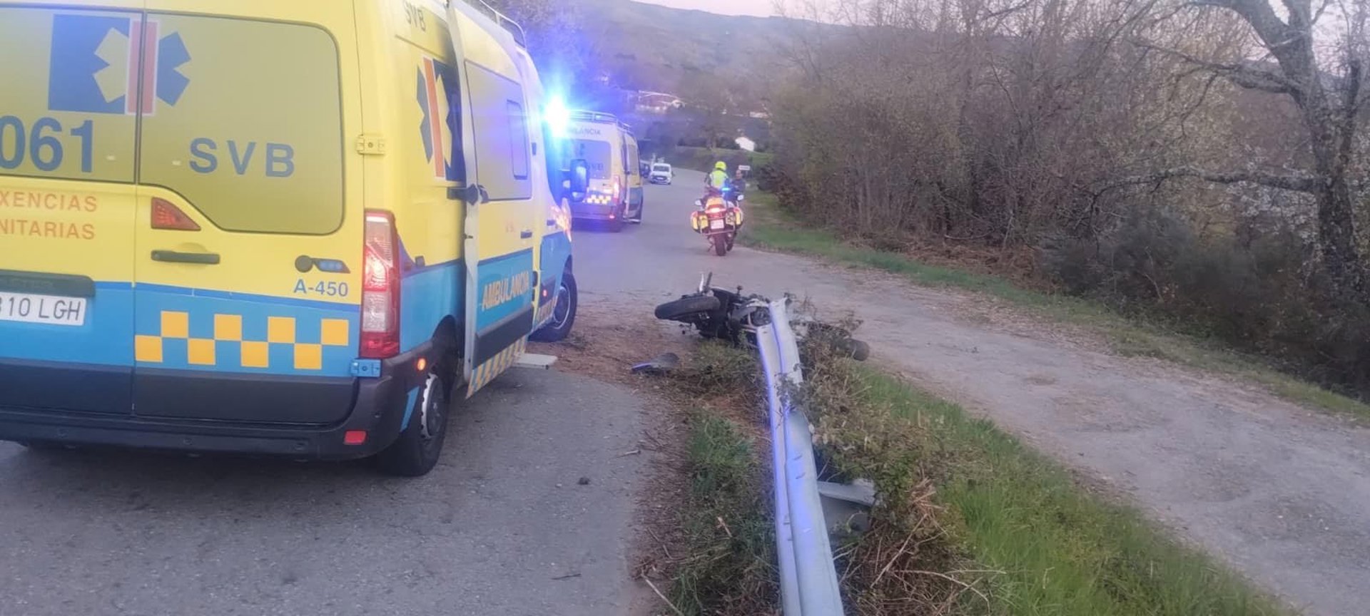 Muere un motorista de 48 años tras salirse de la vía y colisionar con una bionda en Riós (Ourense)
