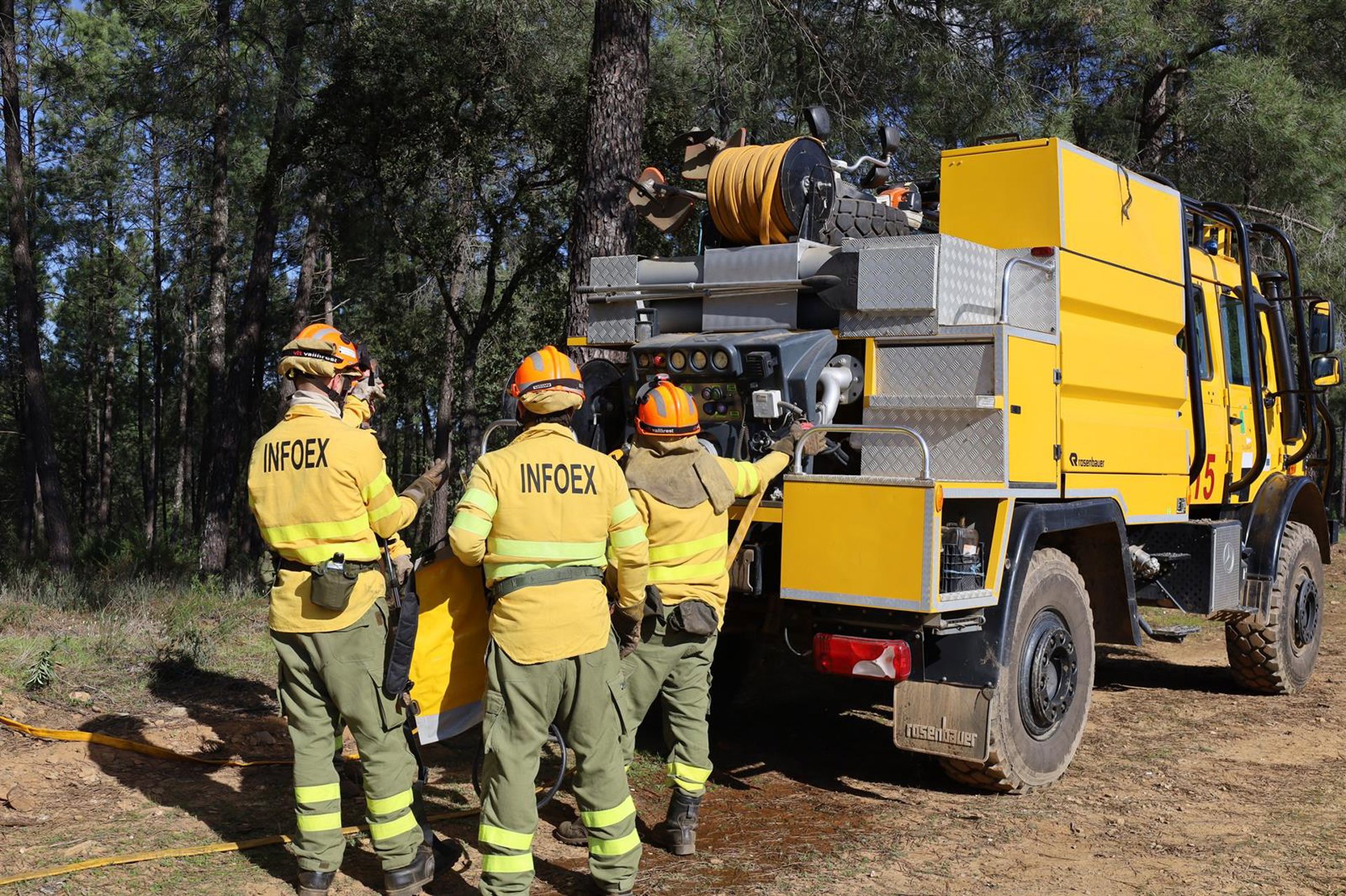 El incendio en Losar de la Vera afecta a unas 490 hectáreas, principalmente de matorral de alta montaña
