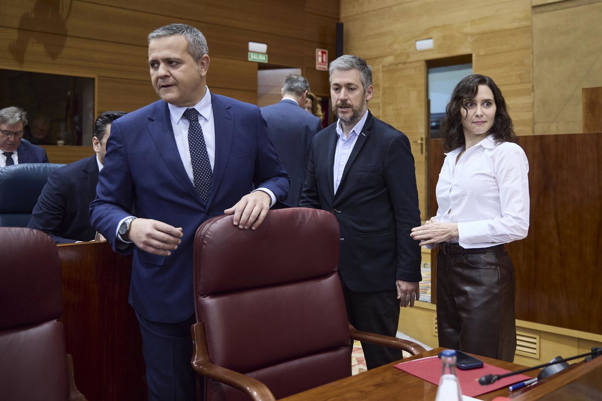 La Comunidad acusa a Sánchez de pretender que los madrileños «paguen» su «regularización masiva» de migrantes