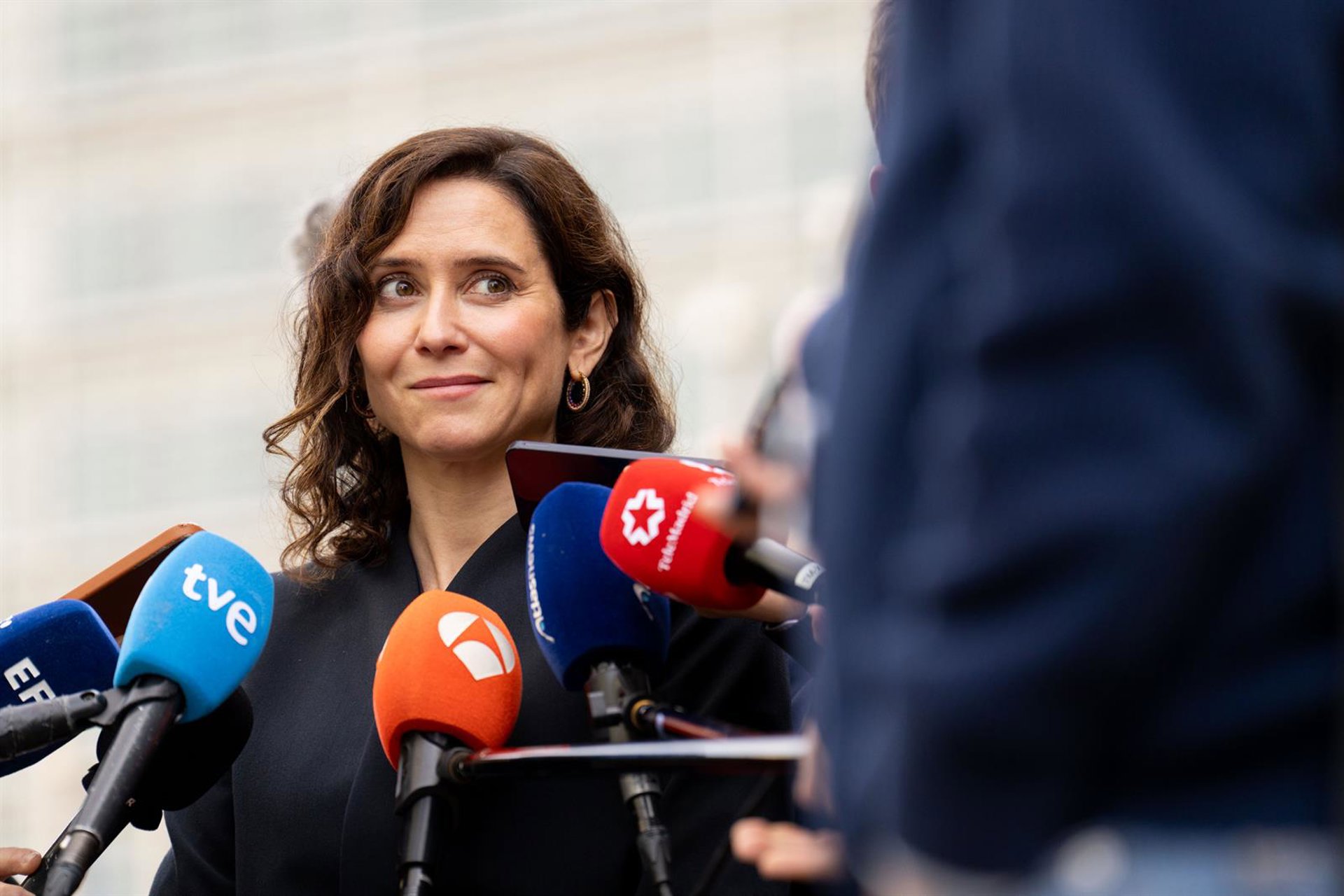 Ayuso celebra el acuerdo entre PP y Vox en Extremadura y pide «ponerse manos a la obra» tras meses de negociación