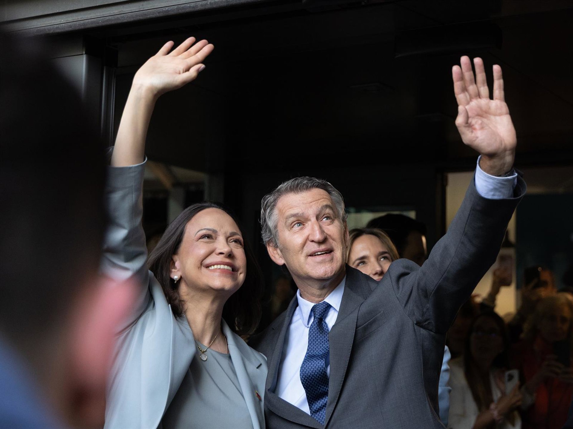 Feijóo respalda a Corina Machado: «El sitio de España es con la libertad y no con la dictadura escondida en Barajas»