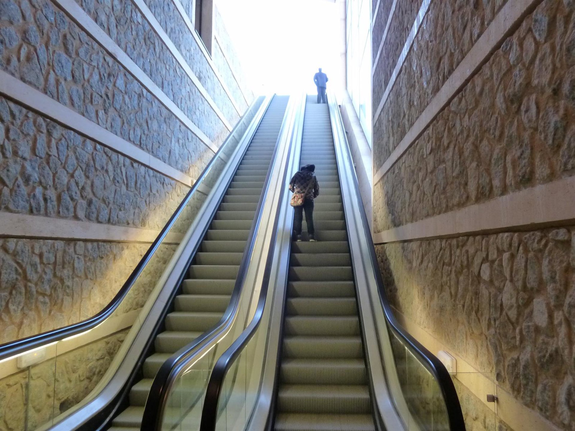 Seis heridos trasladados al hospital tras sufrir una caída en las escaleras mecánicas del Miradero en Toledo