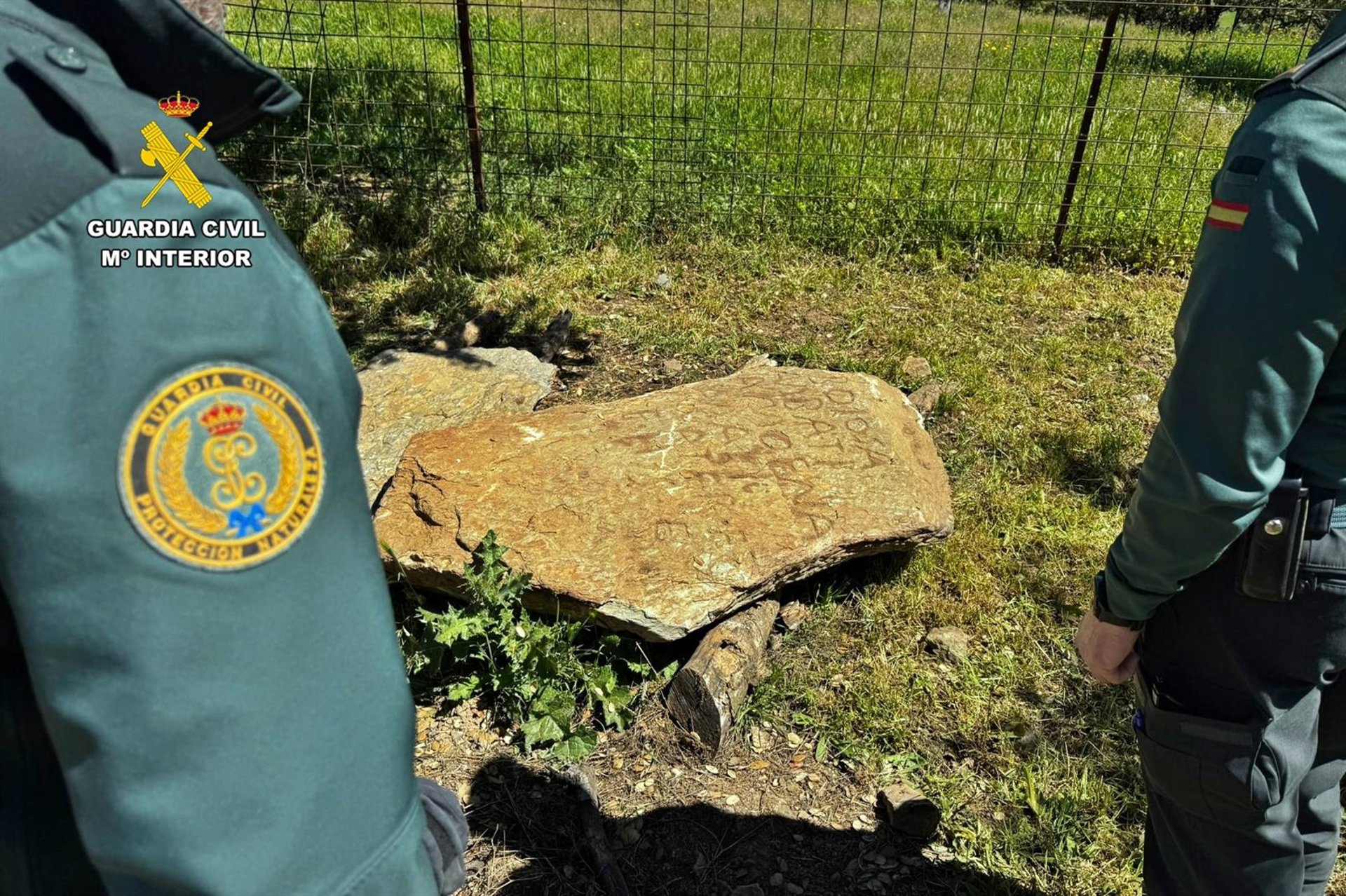 La Guardia Civil recupera dos estelas funerarias de la época romana sustraídas en Nogales