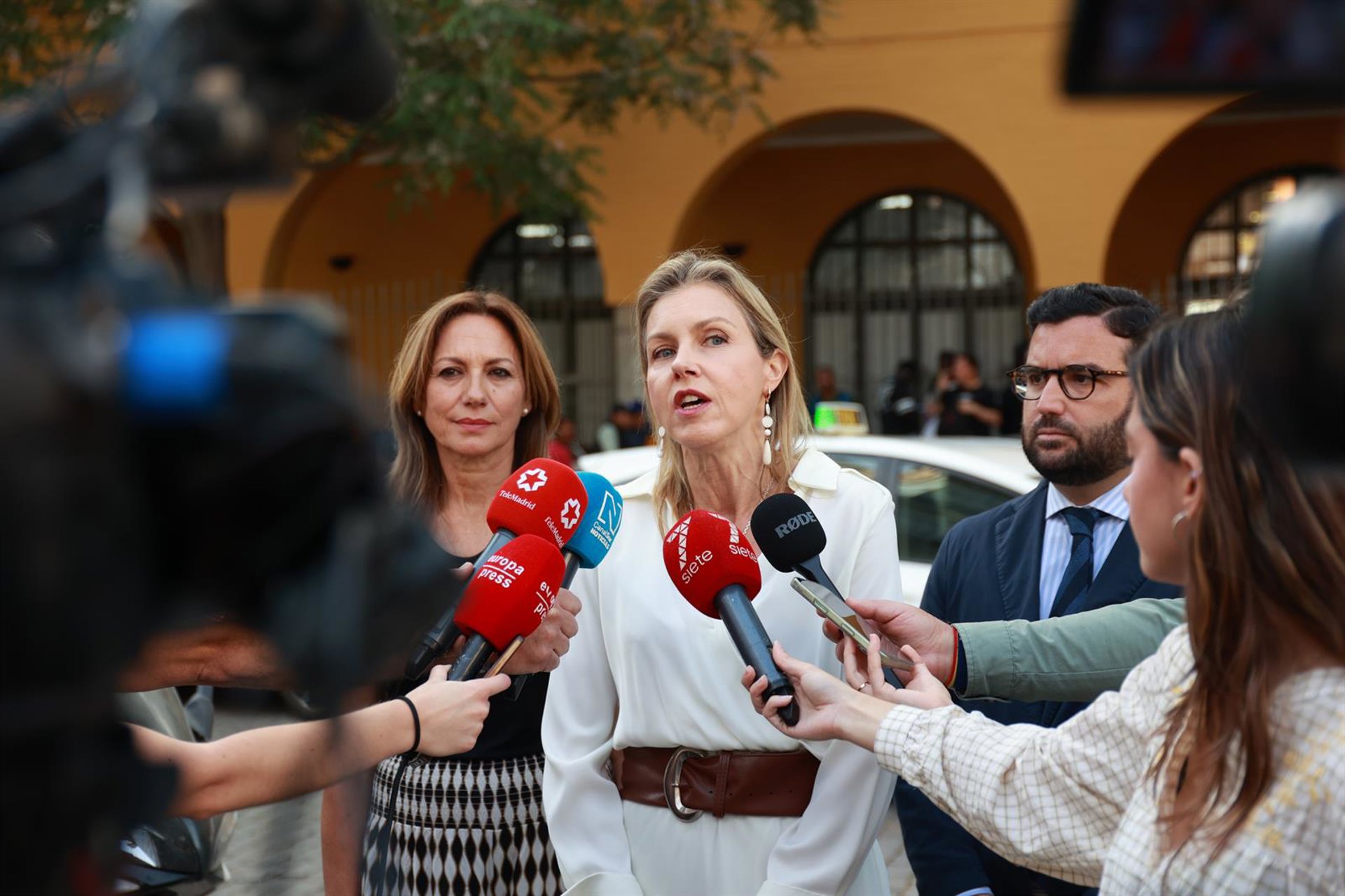 Vox: Los andaluces tendrán elegir entre «regularizaciones masivas» o un gobierno que diga que «no cabe ni uno más»