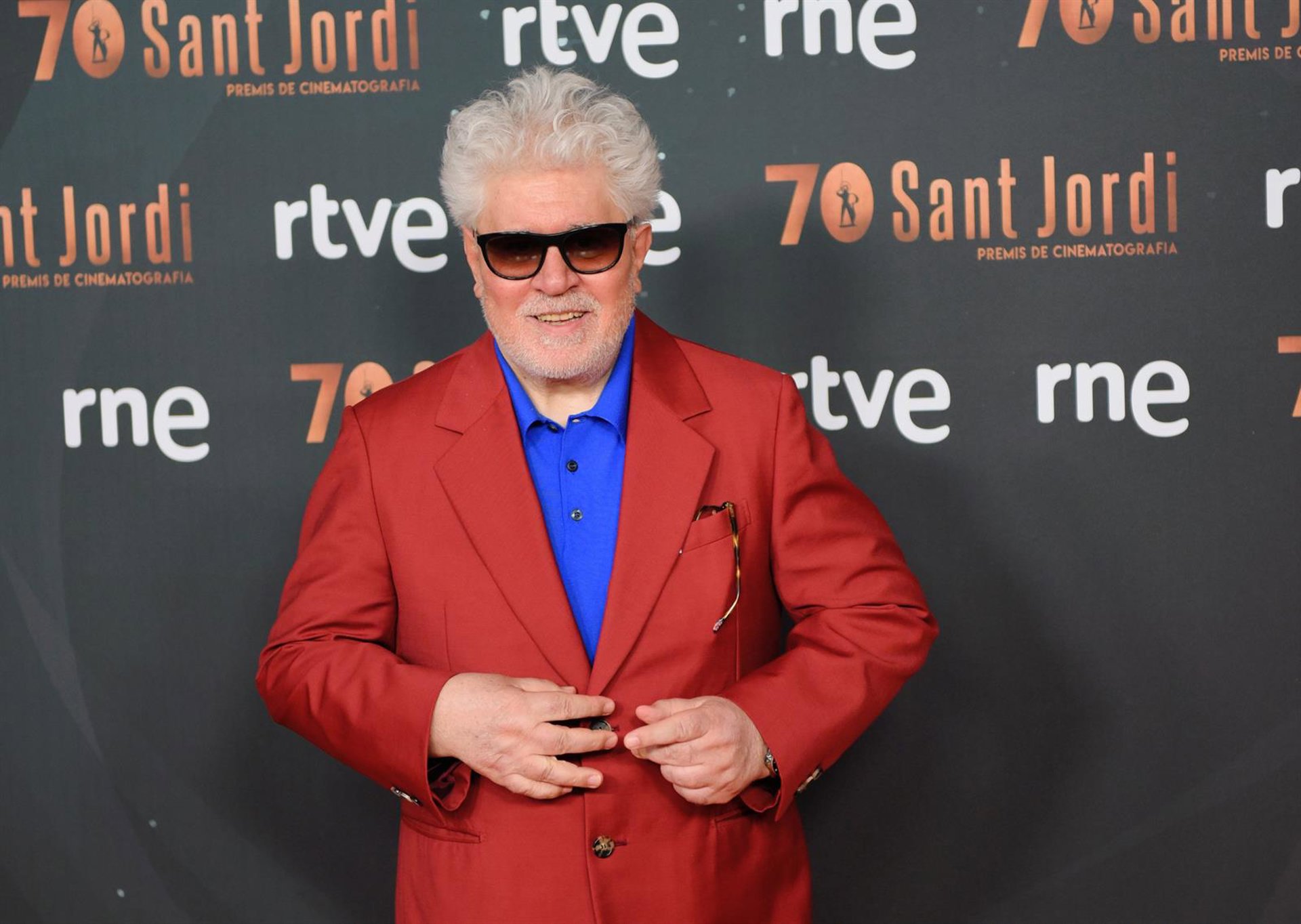 Almodóvar ensalza al cine en los Premis RNE Sant Jordi: «No concibo mi vida sin hacer películas»